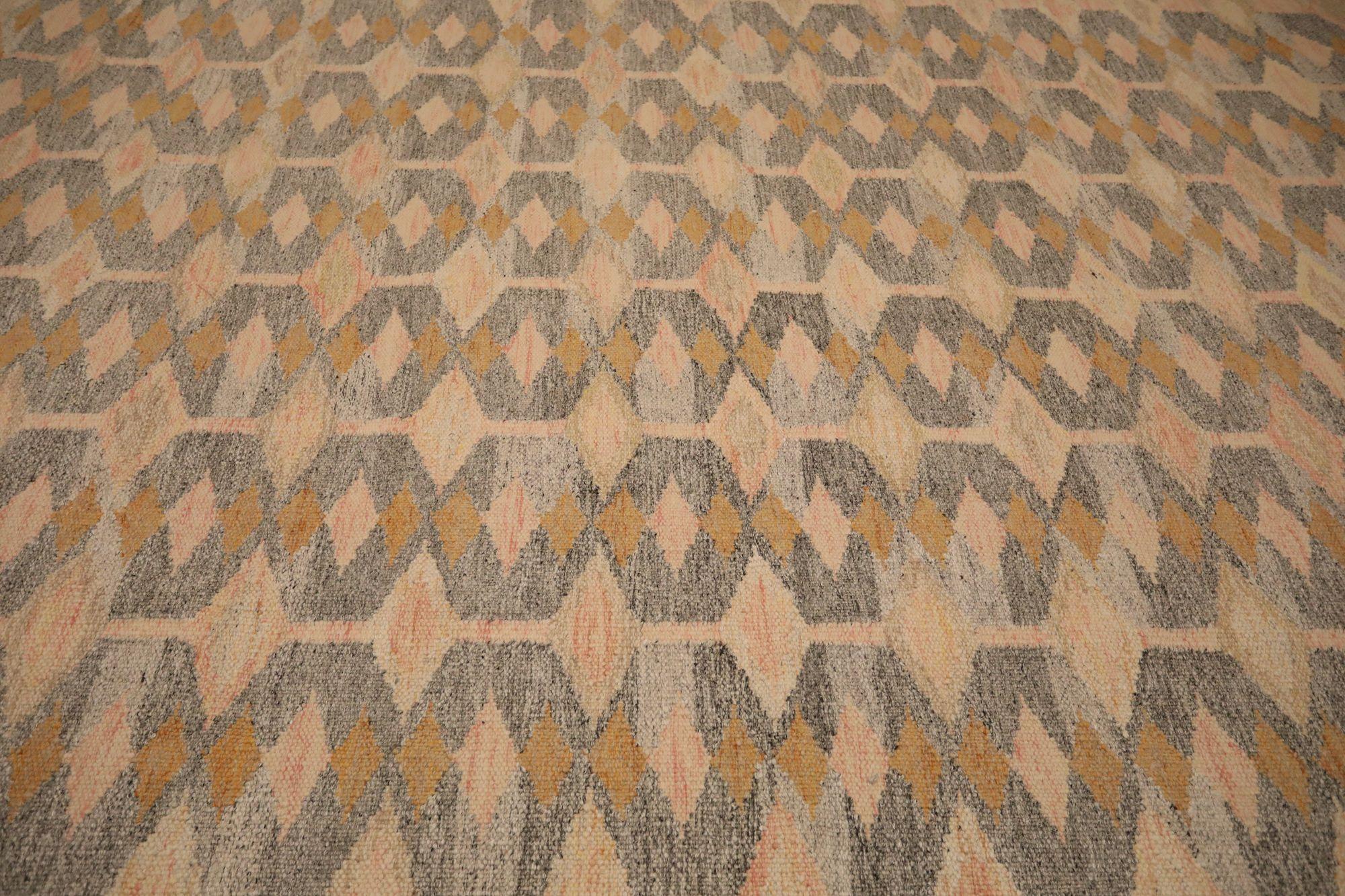 Entdecken Sie die Eleganz der India Swedish Collection mit den Area Rugs von Circa 1990. Dieses exklusive Design in den Farben Wolle und BraunGrauElfenbeinOrange ist perfekt, um Ihren Raum zu verschönern.
