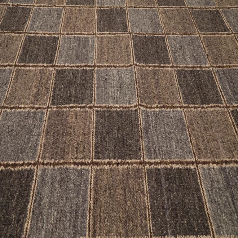 Descubre la elegancia de la Colección Sueca de la India con las alfombras Circa 1990. Diseñado con lana y marrón-gris-marfil, este diseño exclusivo es perfecto para realzar tu espacio.
