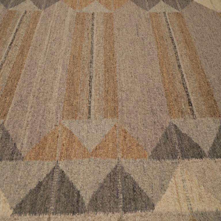 Entdecken Sie die Eleganz der India Swedish Collection mit den Area Rugs von Circa 1990. Dieses exklusive Design aus Wolle und BraunGrauElfenbein ist perfekt, um Ihren Raum zu verschönern.