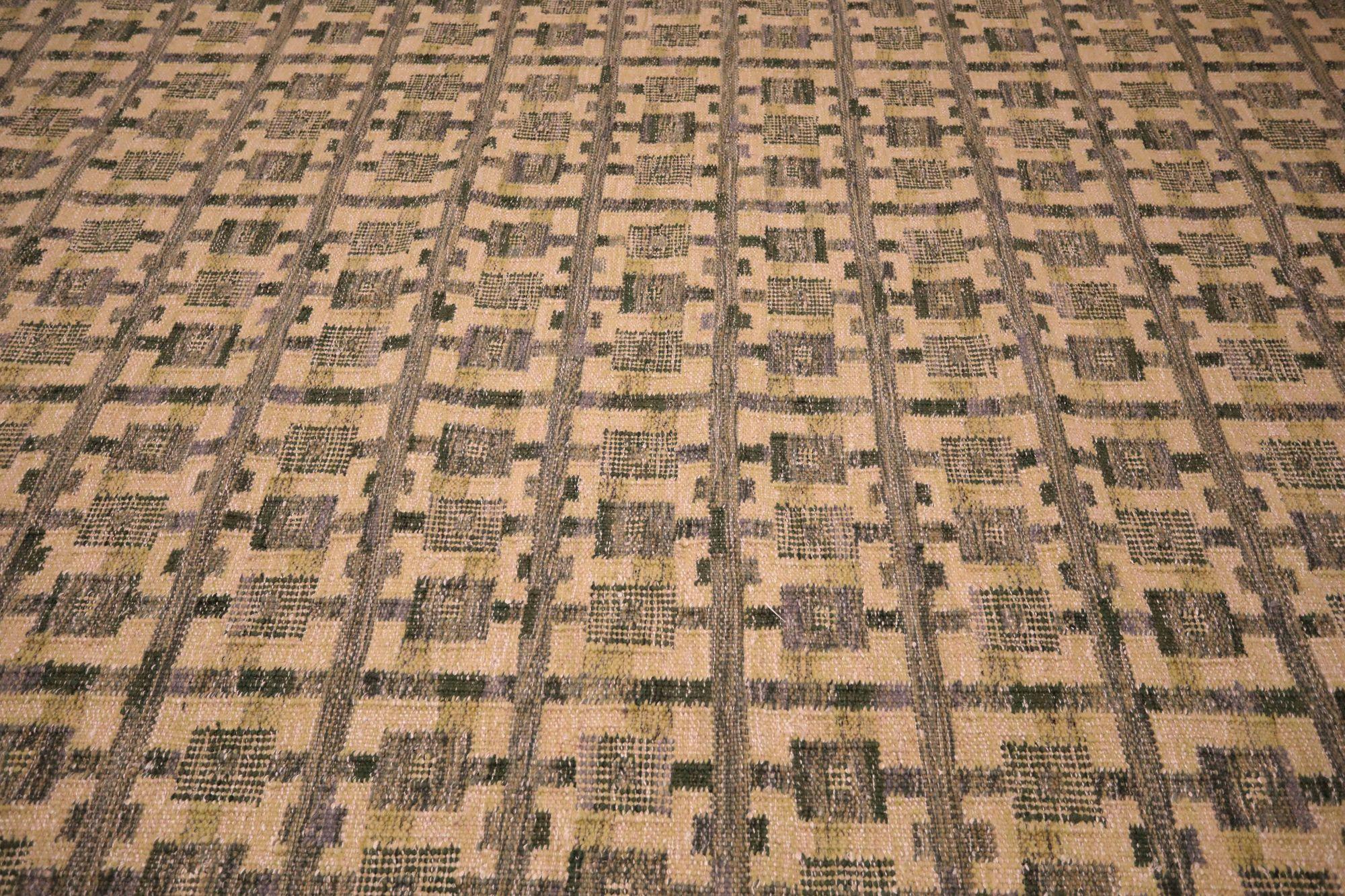 Entdecken Sie die Eleganz der India Swedish Collection mit den Area Rugs von Circa 1990. Dieses exklusive Design aus Wolle und BraunGrünElfenbein ist perfekt, um Ihren Raum zu verschönern.