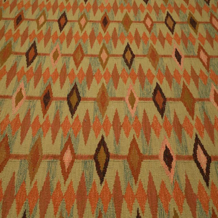 Scopri l'eleganza dell'India Swedish Collection con i tappeti per l'area CIRCA del 1990. Progettato con lana e marrone-verde-arancio, questo design esclusivo è perfetto per valorizzare il tuo spazio.