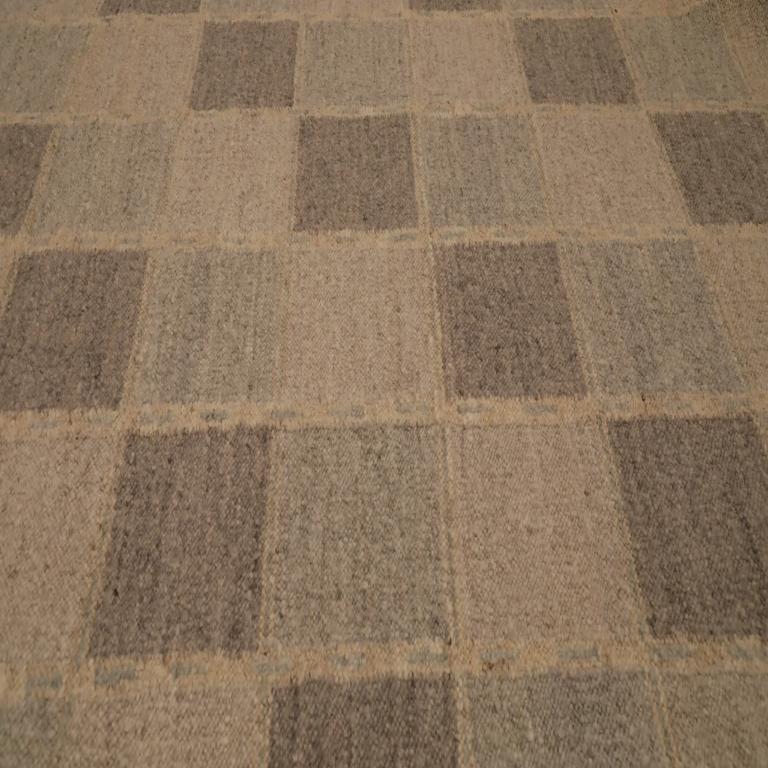 Scopri l'eleganza dell'India Swedish Collection con i tappeti per l'area CIRCA del 1990. Progettato con lana e marrone-avorio-tortora, questo design esclusivo è perfetto per valorizzare il tuo spazio.