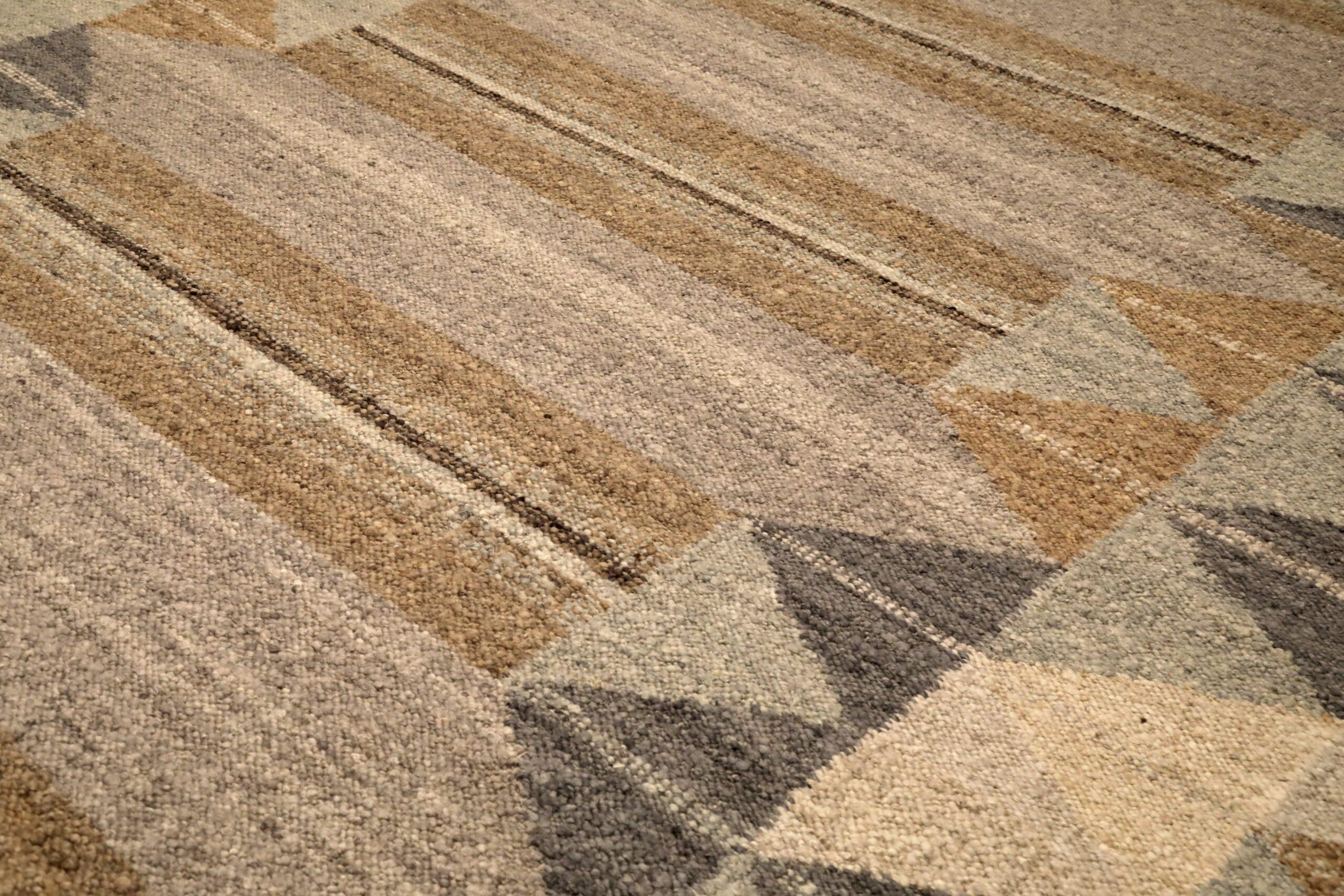 Moderne Tapis de collection suédois de laine gris et jaune, 96245 en vente