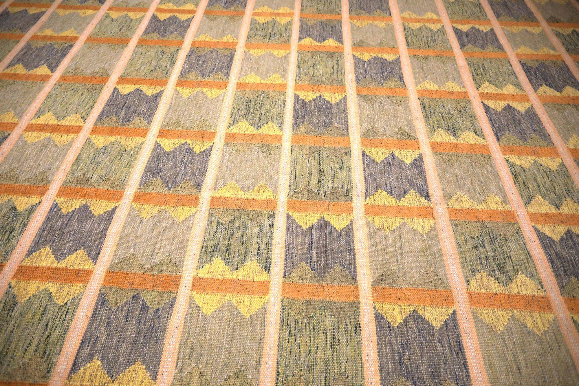 Découvrez l'élégance de la Collection Eleg S, qui comprend des tapis de sol de la série Circa 1990. Conçu avec de la laine et du vertIvoireOrangePurpelJaune, ce design exclusif est parfait pour mettre en valeur votre espace.