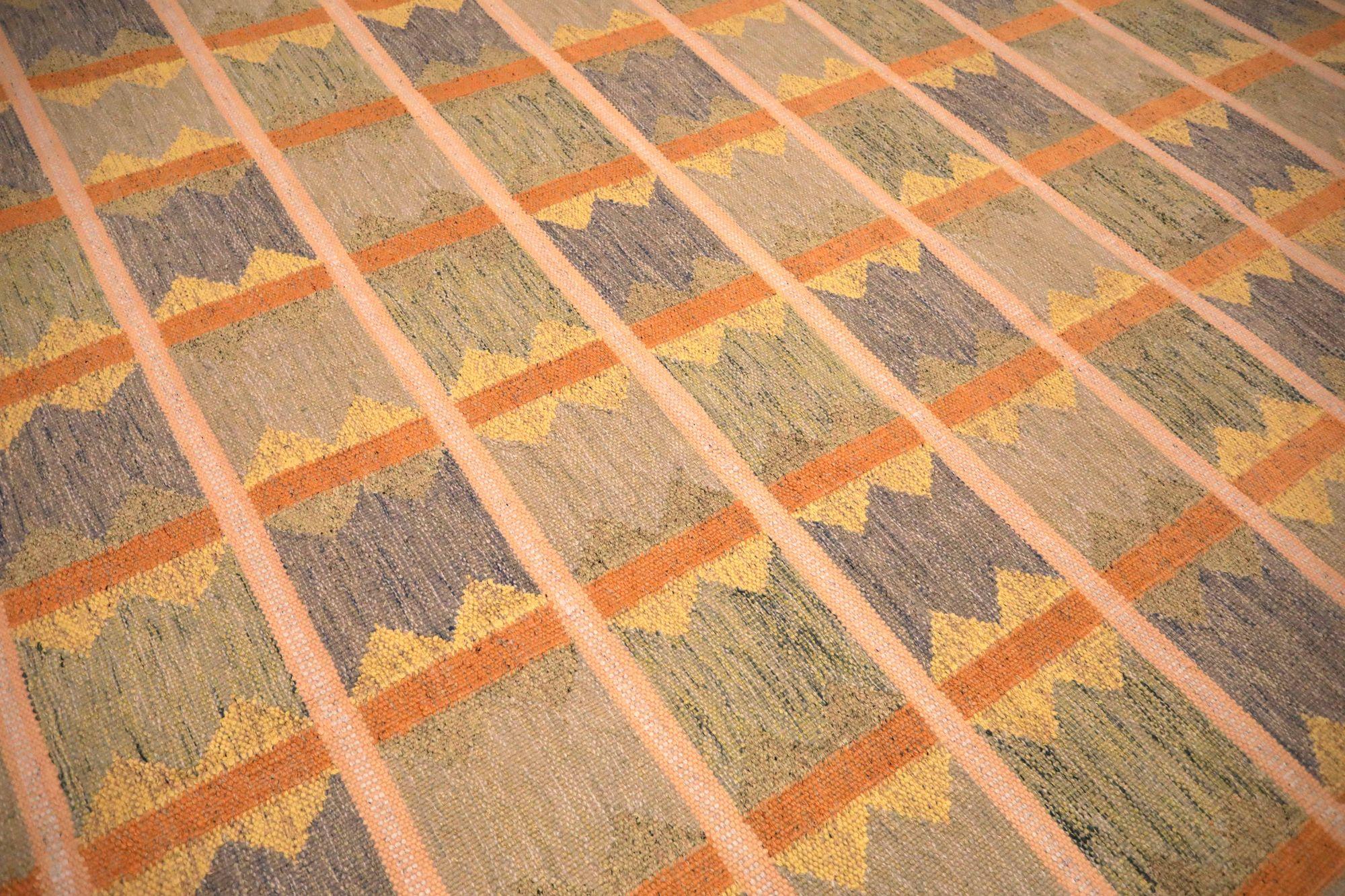 Tapis de collection suédois vert ivoire violet en laine, 93425 Excellent état - En vente à Dallas, TX