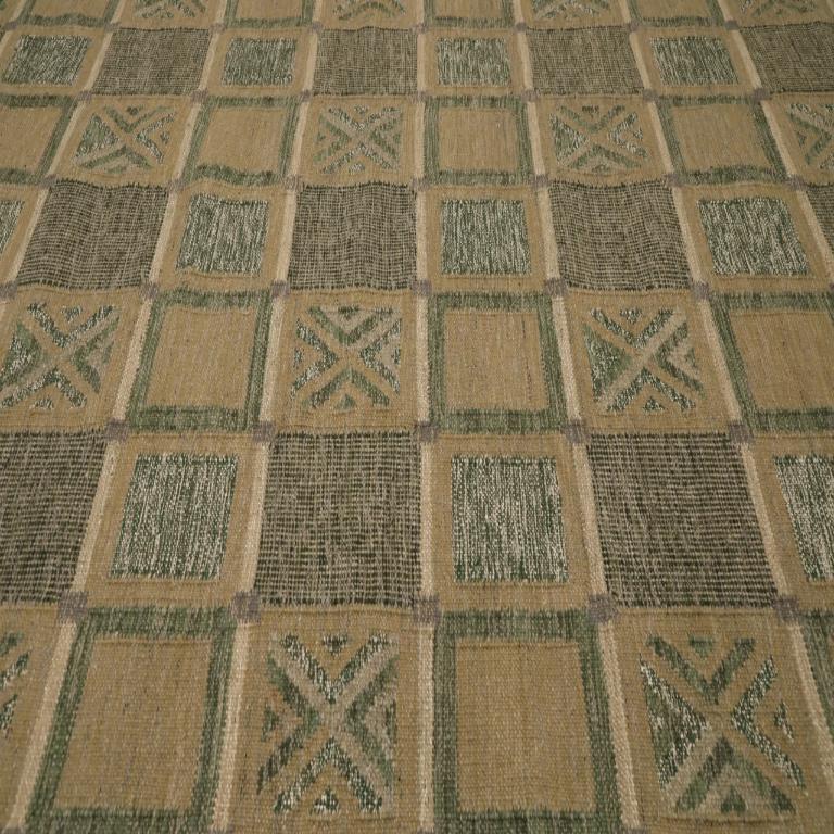Scopri l'eleganza dell'India Swedish Collection con i tappeti per l'area CIRCA del 1990. Progettato con lana e verde-avorio-tortora, questo design esclusivo è perfetto per valorizzare il tuo spazio.