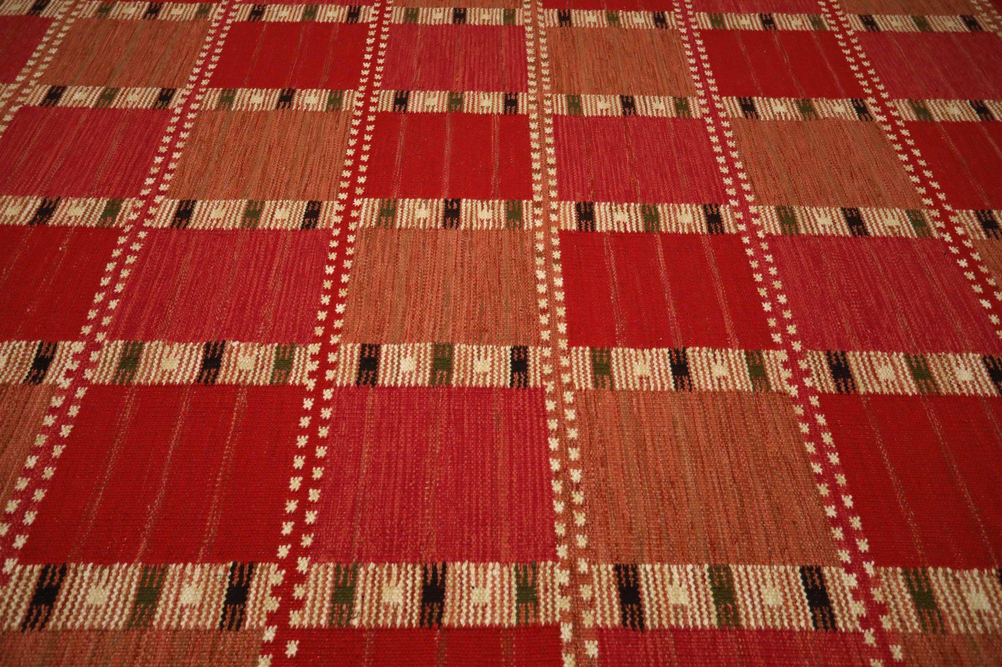 Entdecken Sie die Eleganz der India Swedish Collection mit den Area Rugs von Circa 1990. Dieses exklusive Design aus Wolle und Elfenbeinrot ist perfekt, um Ihren Raum zu verschönern.