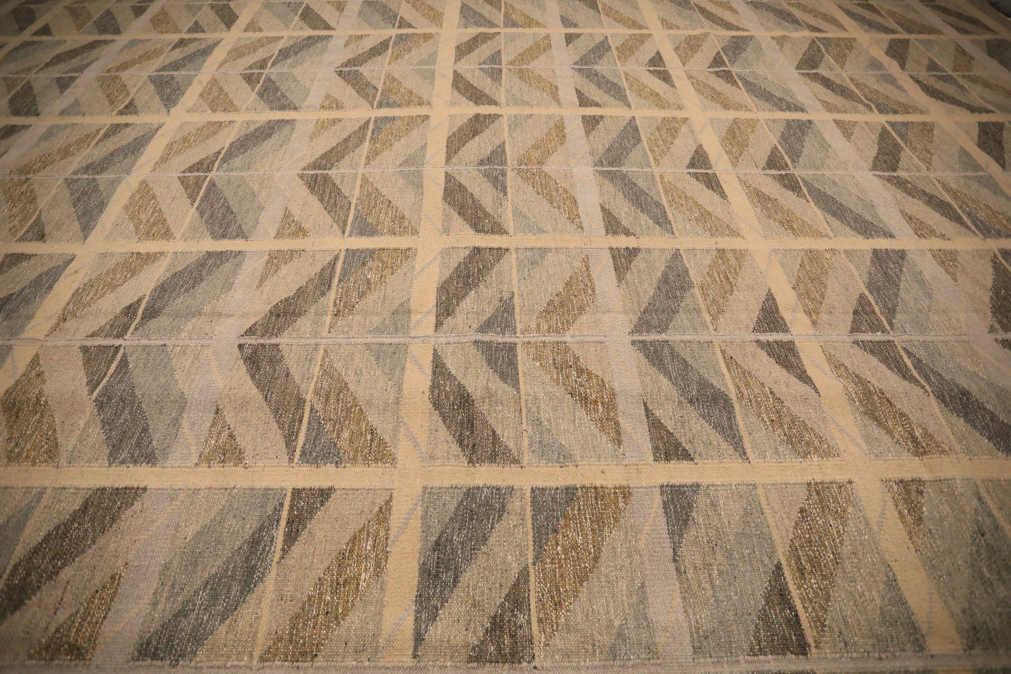 Entdecken Sie die Eleganz der India Swedish Collection mit dem Over Size Rug von CIRCA 1990. Dieses exklusive Design aus Wolle und BraunGrauElfenbein ist perfekt, um Ihren Raum zu verschönern.
