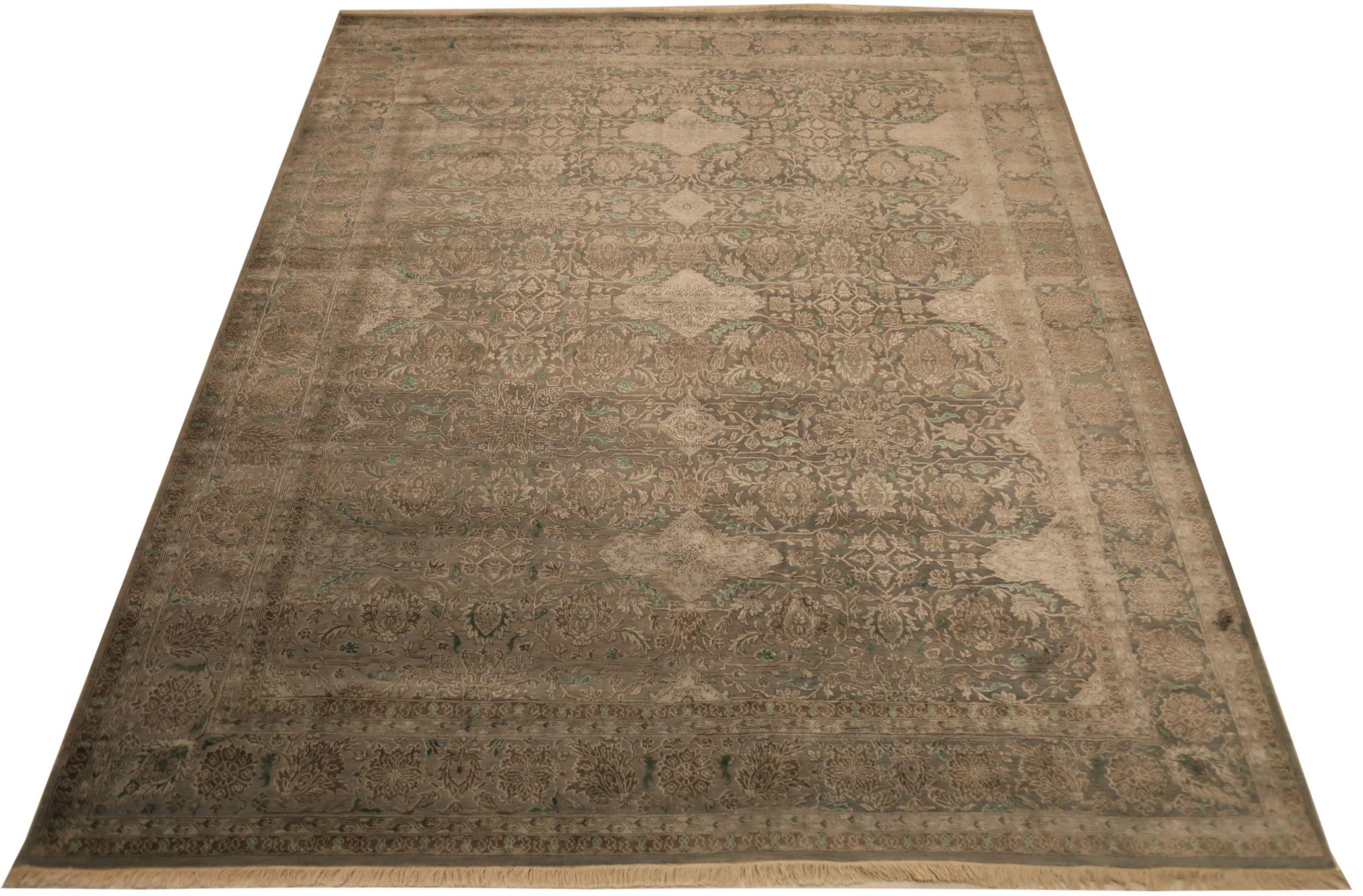 Découvrez l'élégance de l'Inde Tabriz, avec des tapis de zone datant de 1990. Conçu avec de la laine et du vertIvoireTaupe, ce design exclusif est parfait pour mettre en valeur votre espace.
