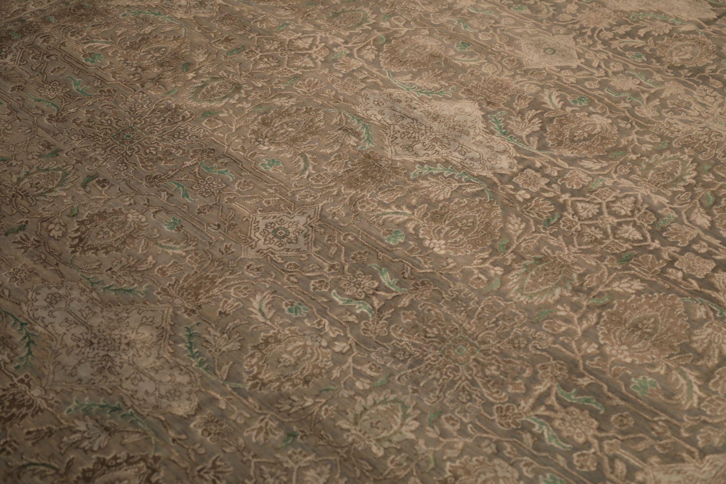 Moderne Tapis de Tabriz en laine vert ivoire taupe motif indien - 93846 en vente