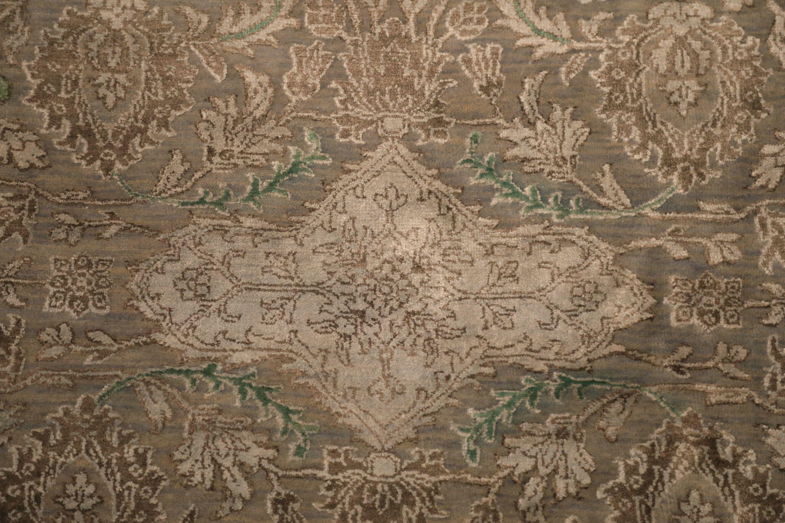 Tapis de Tabriz en laine vert ivoire taupe motif indien - 93846 Excellent état - En vente à Dallas, TX
