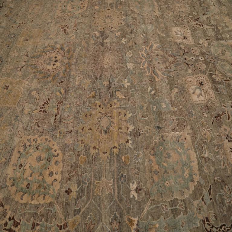 Scopri l'eleganza dell'India Tabriz con il tappeto over size CIRCA 1990. Progettato con lana e marrone-verde-avorio-giallo, questo design esclusivo è perfetto per valorizzare il tuo spazio.