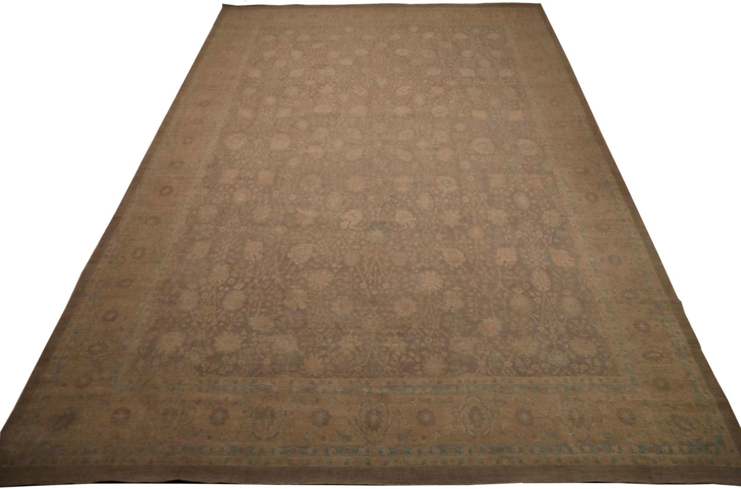 Scopri l'eleganza dell'India Tabriz con il tappeto over size CIRCA 1990. Progettato in lana e marrone-avorio, questo design esclusivo è perfetto per valorizzare il tuo spazio.