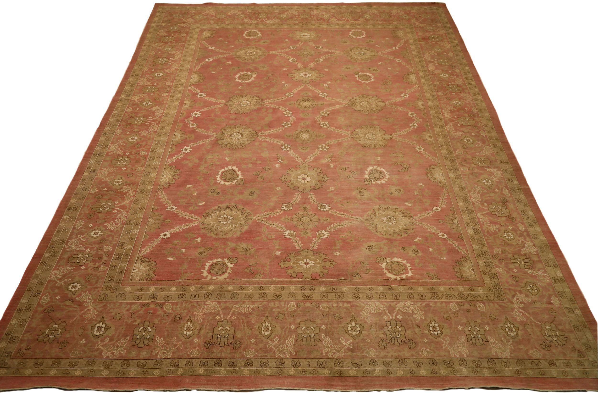 Entdecken Sie die Eleganz von India Tabriz mit dem Over-Size-Teppich von Circa 1990. Dieses exklusive Design aus Wolle und BrownPinkRed ist perfekt, um Ihren Raum zu verschönern.