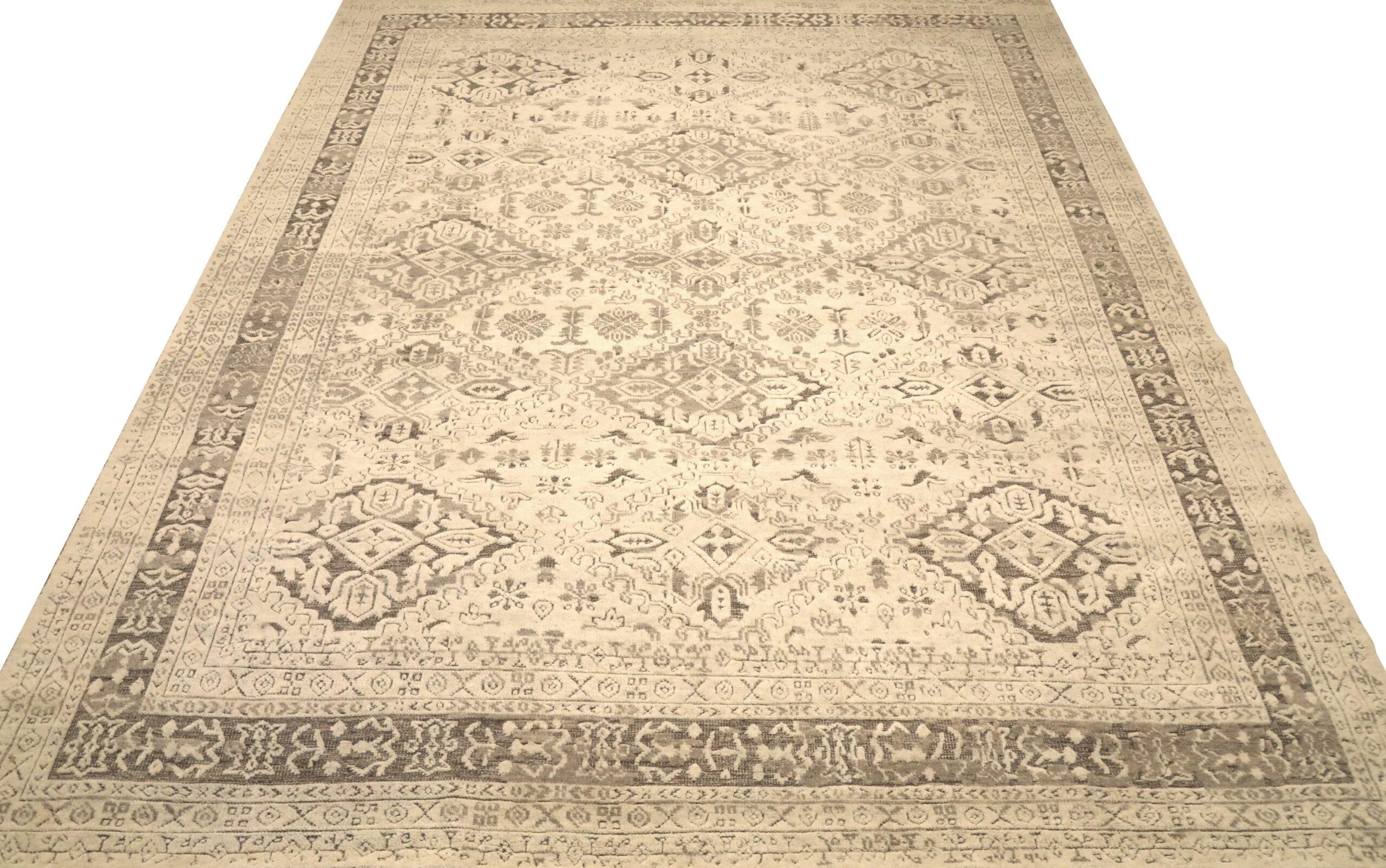 Scopri l'eleganza dell'India Transitional con i tappeti CIRCA del 1990. Progettato in lana e marrone-avorio, questo design esclusivo è perfetto per valorizzare il tuo spazio.