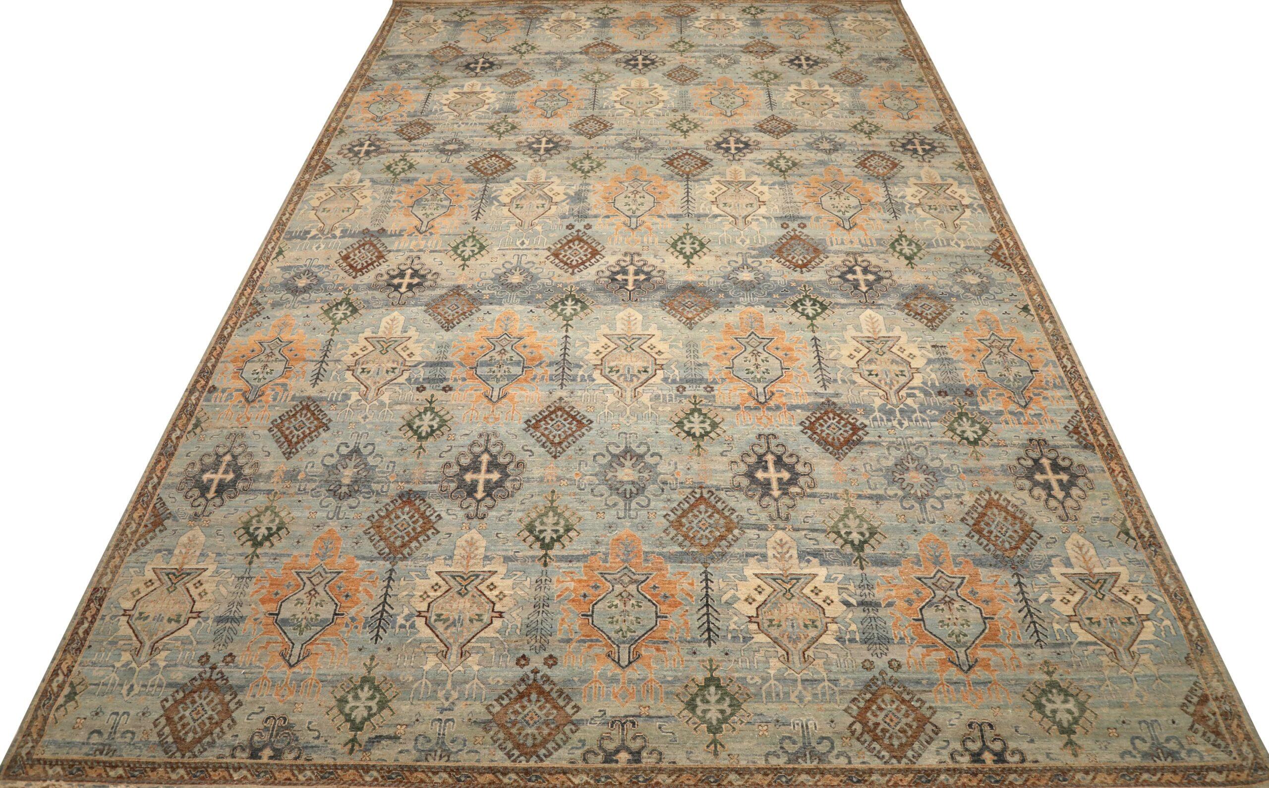 Découvrez l'élégance de l'India Transitional qui présente un tapis Over Size de Circa 1990. Conçu avec de la laine et BlueGrayOrange, ce design exclusif est parfait pour mettre en valeur votre espace.