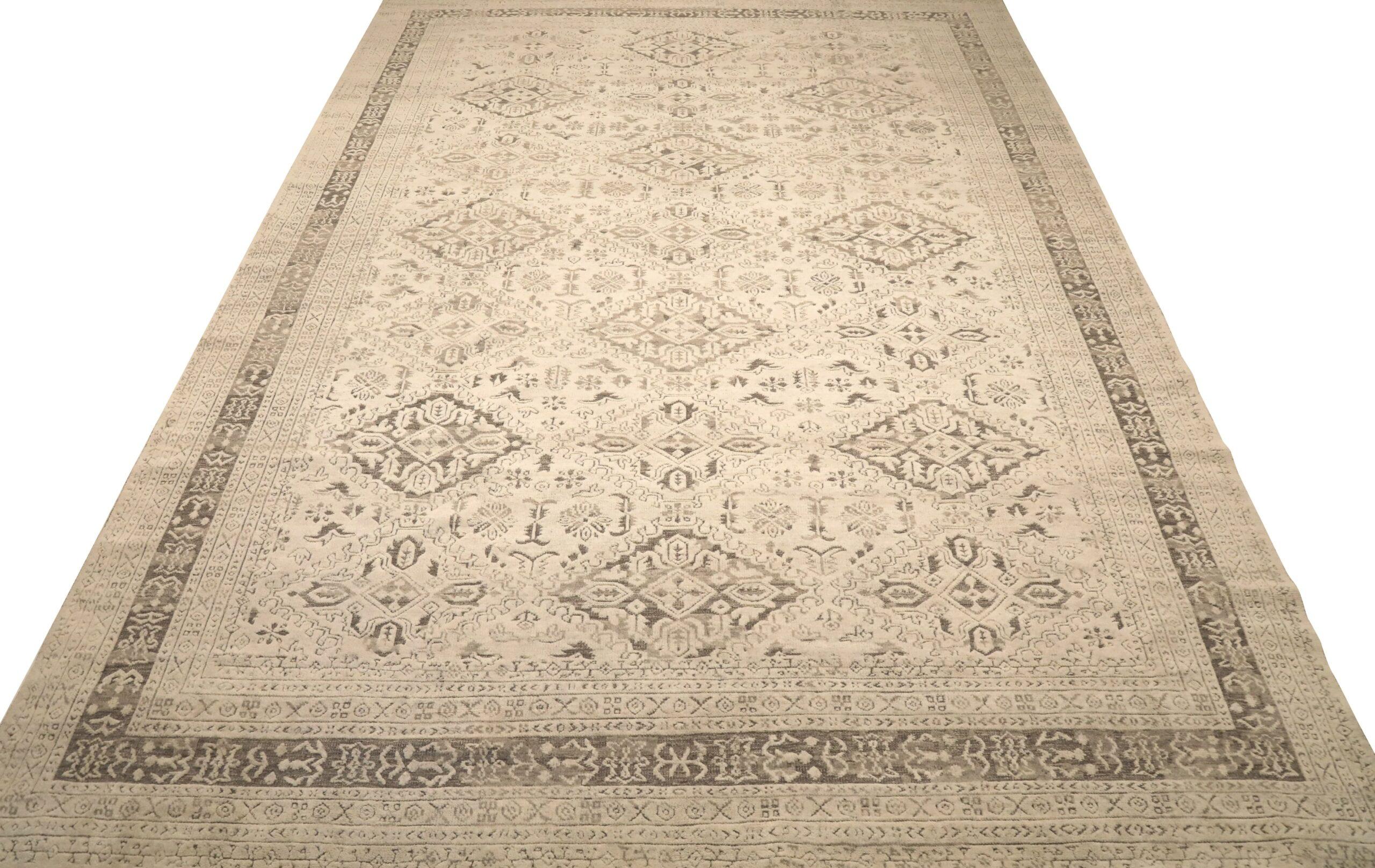 Scopri l'eleganza dell'India Transitional featuring Over Size Rug in CIRCA 1990. Progettato con lana e avorio, questo design esclusivo è perfetto per valorizzare il tuo spazio.
