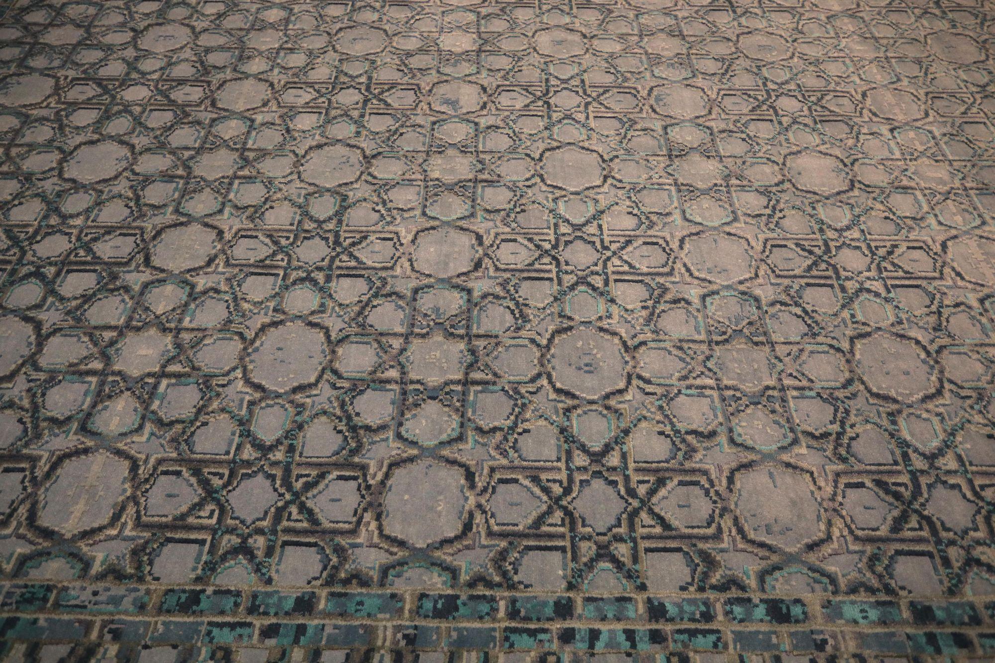 Entdecken Sie die Eleganz von India Vitadvice mit Teppichen aus der Zeit um 1990. Dieses exklusive Design aus Wolle und Braun ist perfekt, um Ihren Raum zu verschönern.