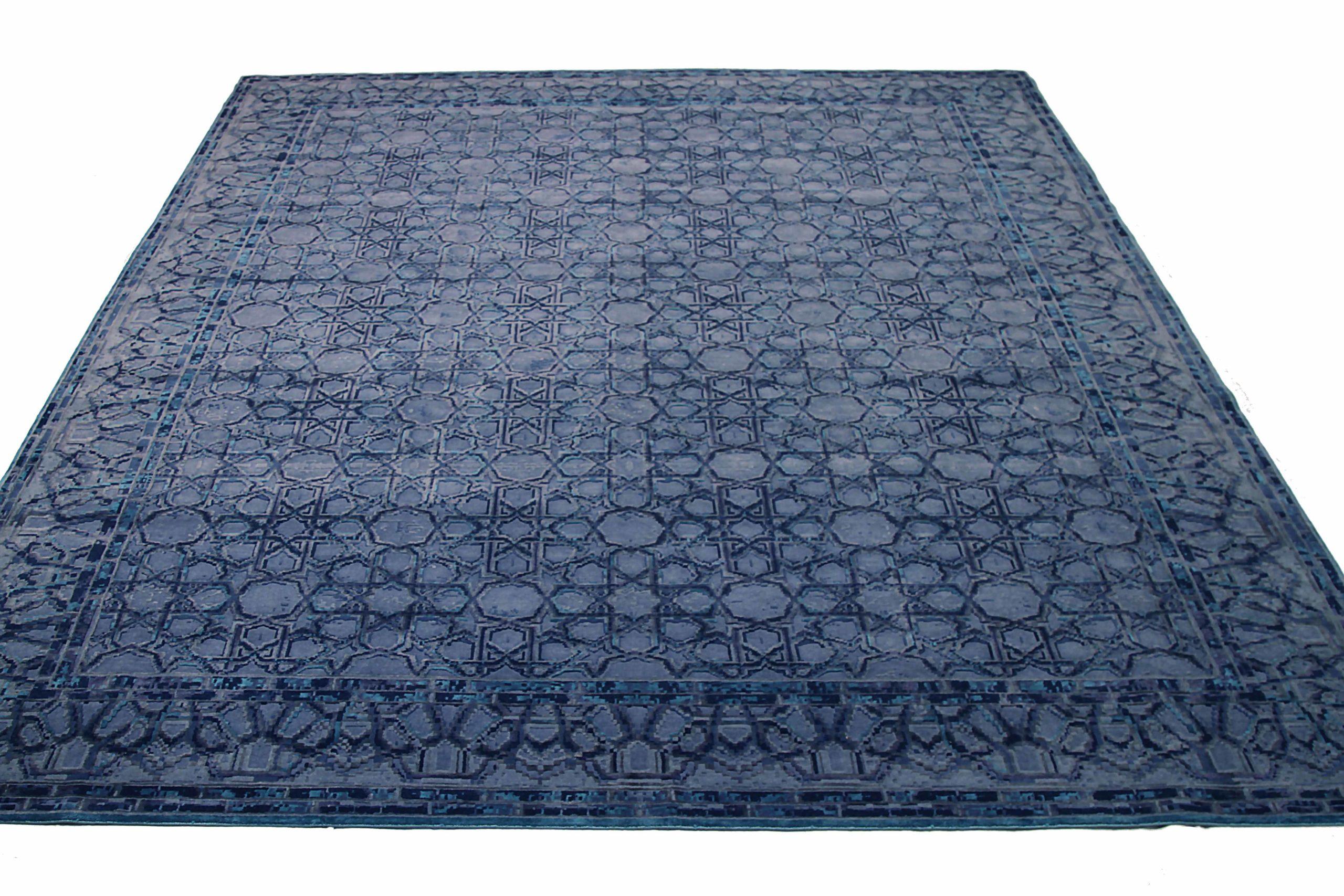 Scopri l'eleganza dell'India Vitadvice con il Tappeto Over Size CIRCA 1990. Progettato con la lana e il blu-marino, questo design esclusivo è perfetto per valorizzare il tuo spazio.