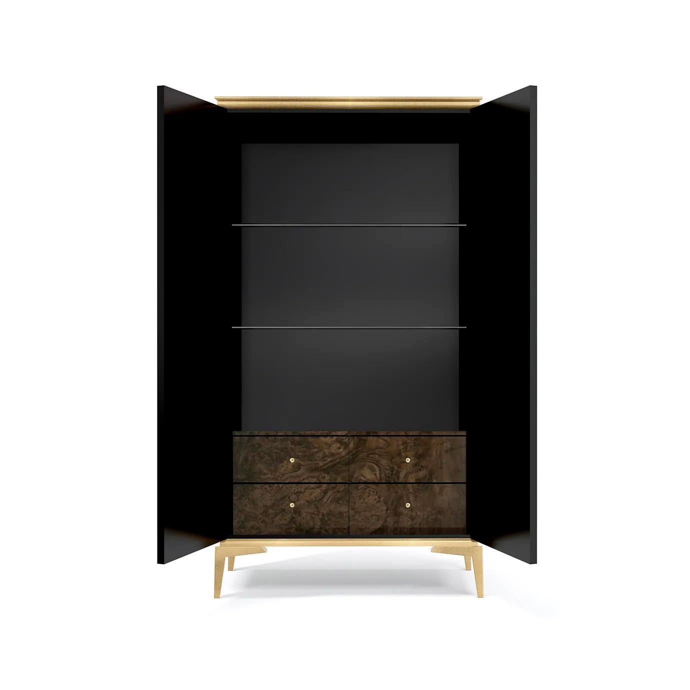 Ispirato al fascino esotico del paese dell'Asia meridionale da cui prende il nome, l'Armoire India seduce misteriosamente e induce un senso di caldo comfort. Adornata da sorprendenti tiranti a serpente in ottone antico, realizzati con l'antica