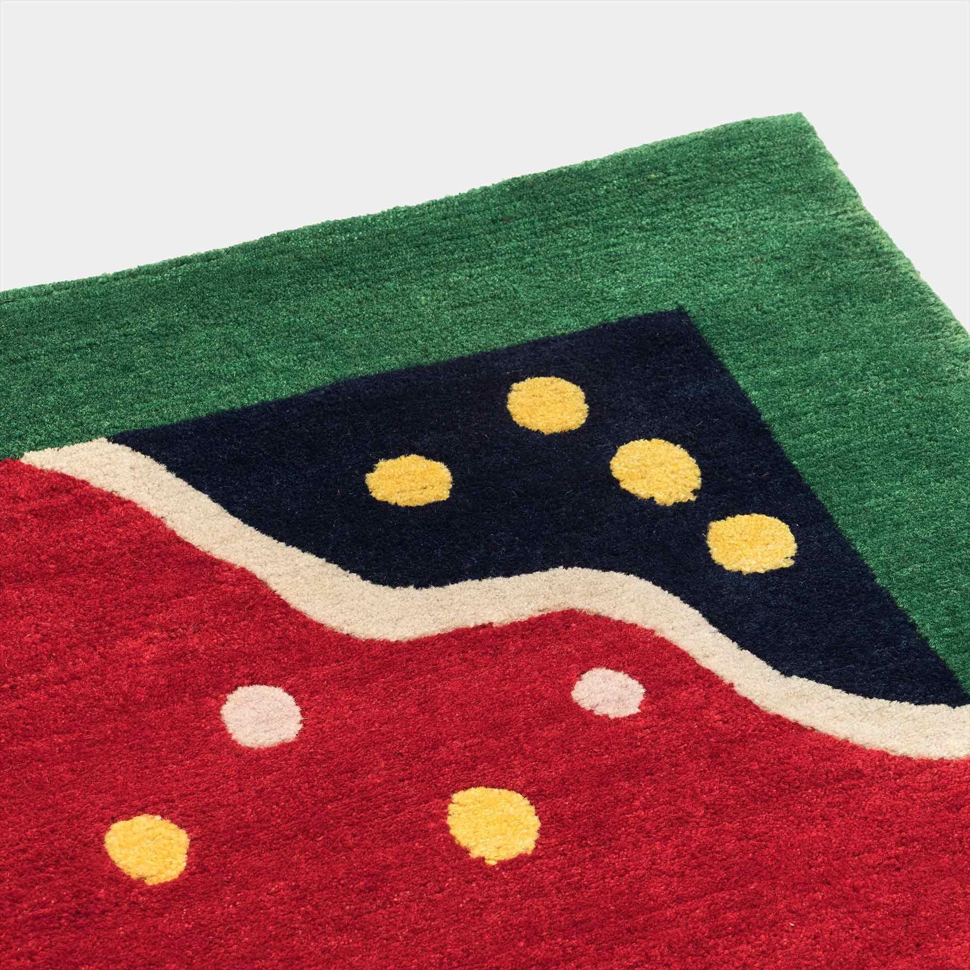 Tapis en laine d'INDE par George J. Sowden pour la collection Post Design/Memphis

Un tapis en laine fabriqué à la main par différents artisans népalais. Fabriqué dans une édition limitée de 36 exemplaires signés et numérotés.

Le tapis étant