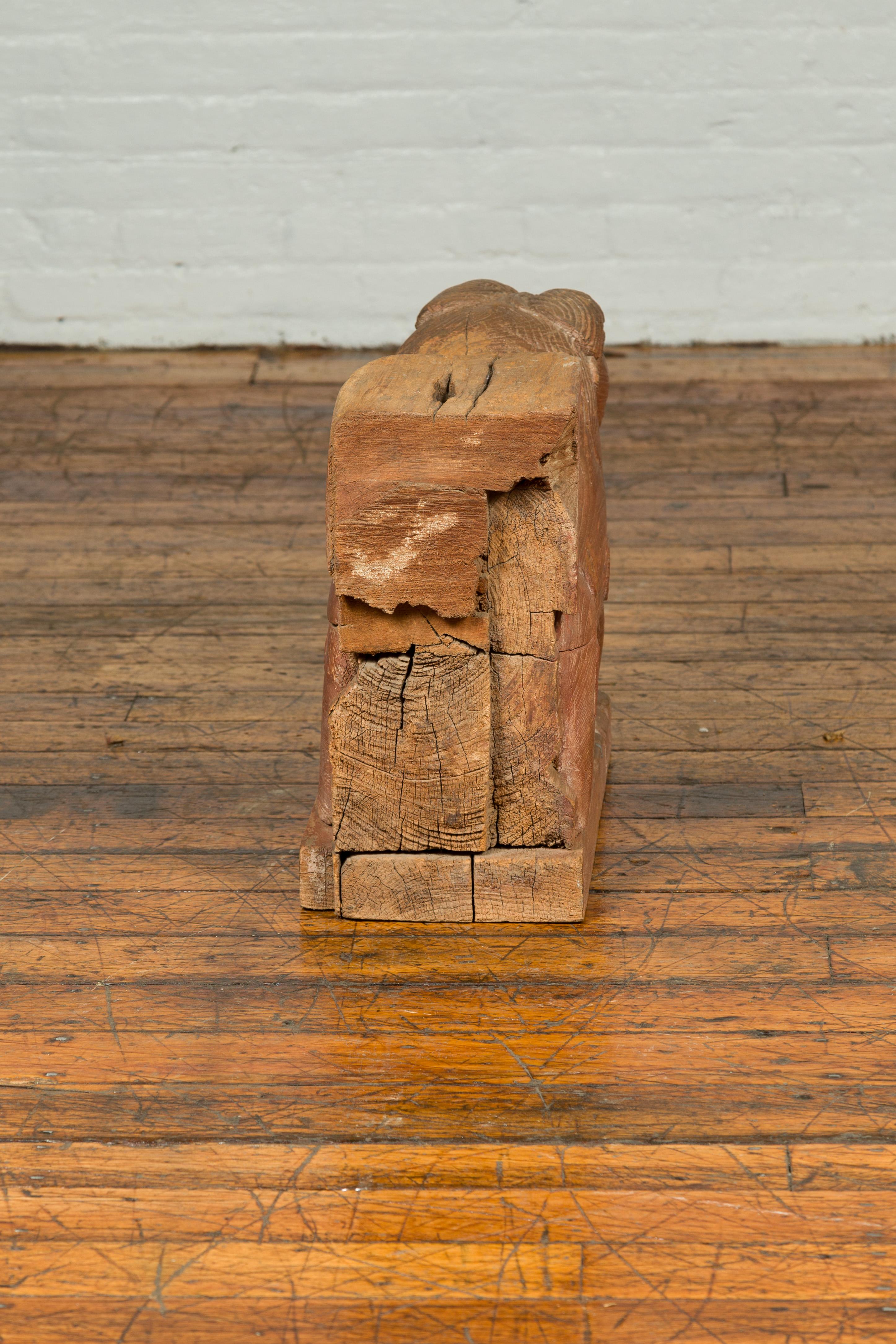 Scultura di leone guardiano indiano del XVIII secolo in teak con tracce di vernice originale in vendita 2