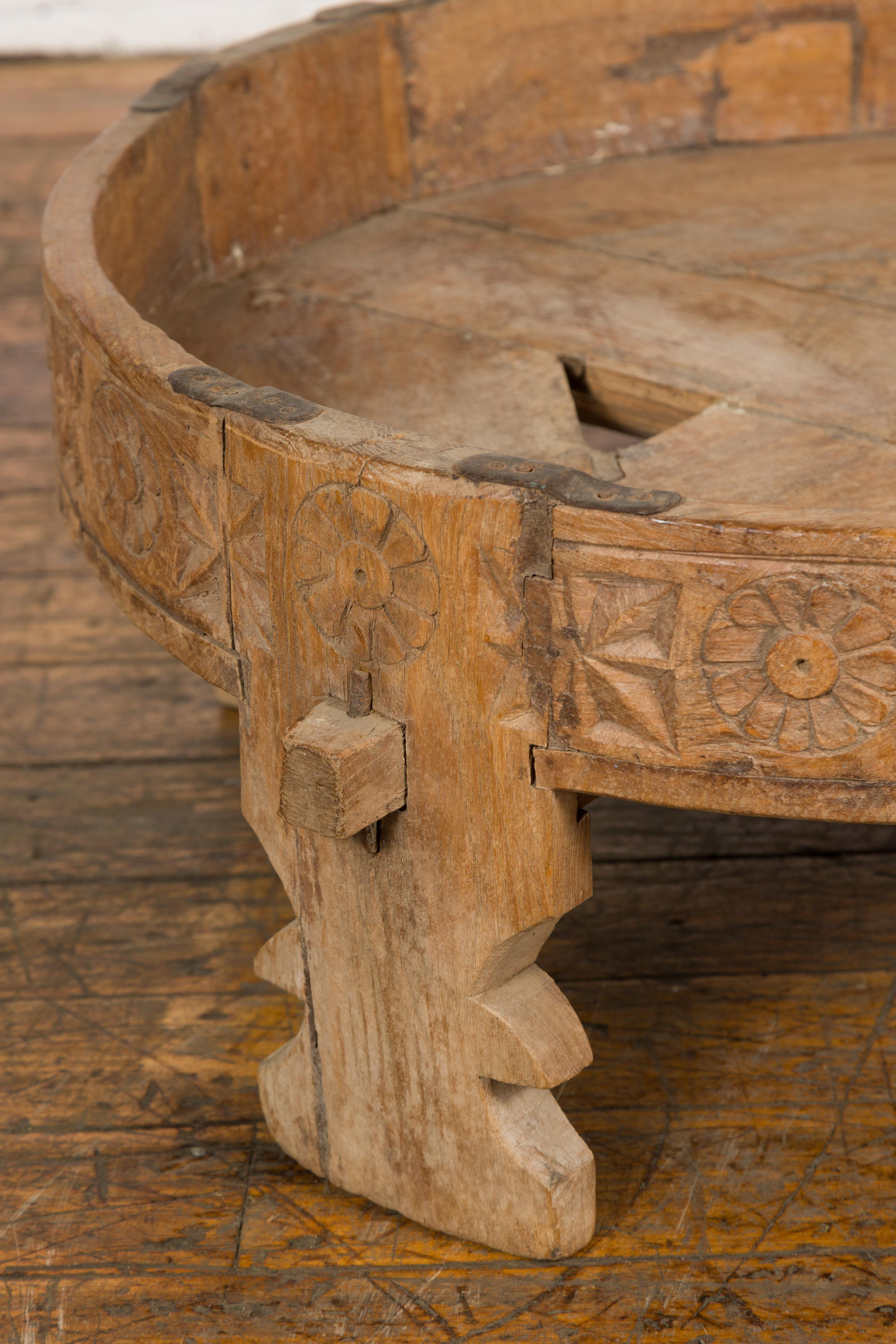 20ième siècle Table de broyage indienne Chakki en teck des années 1920 avec décor géométrique sculpté à la main en vente