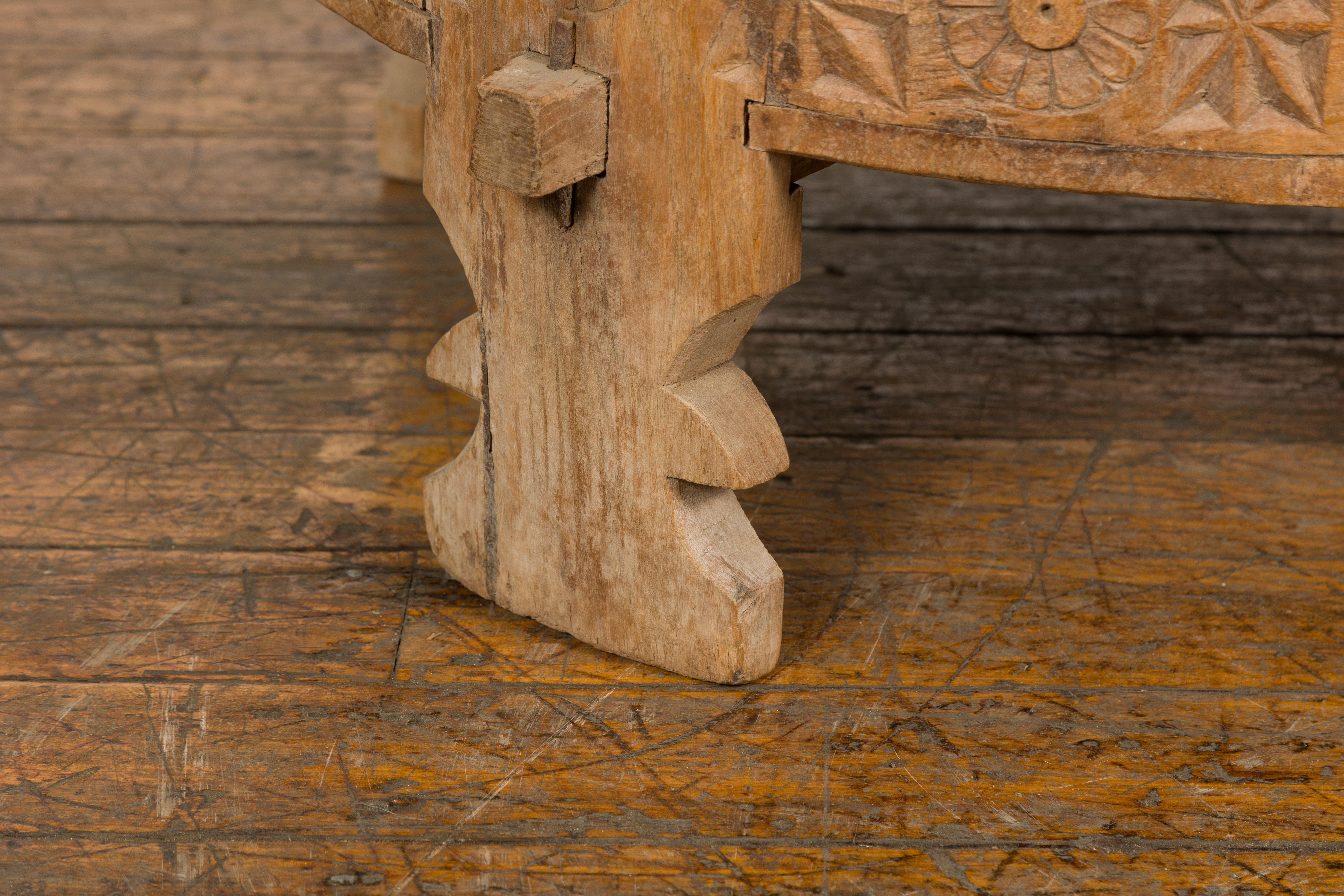 Table de broyage indienne Chakki en teck des années 1920 avec décor géométrique sculpté à la main en vente 1