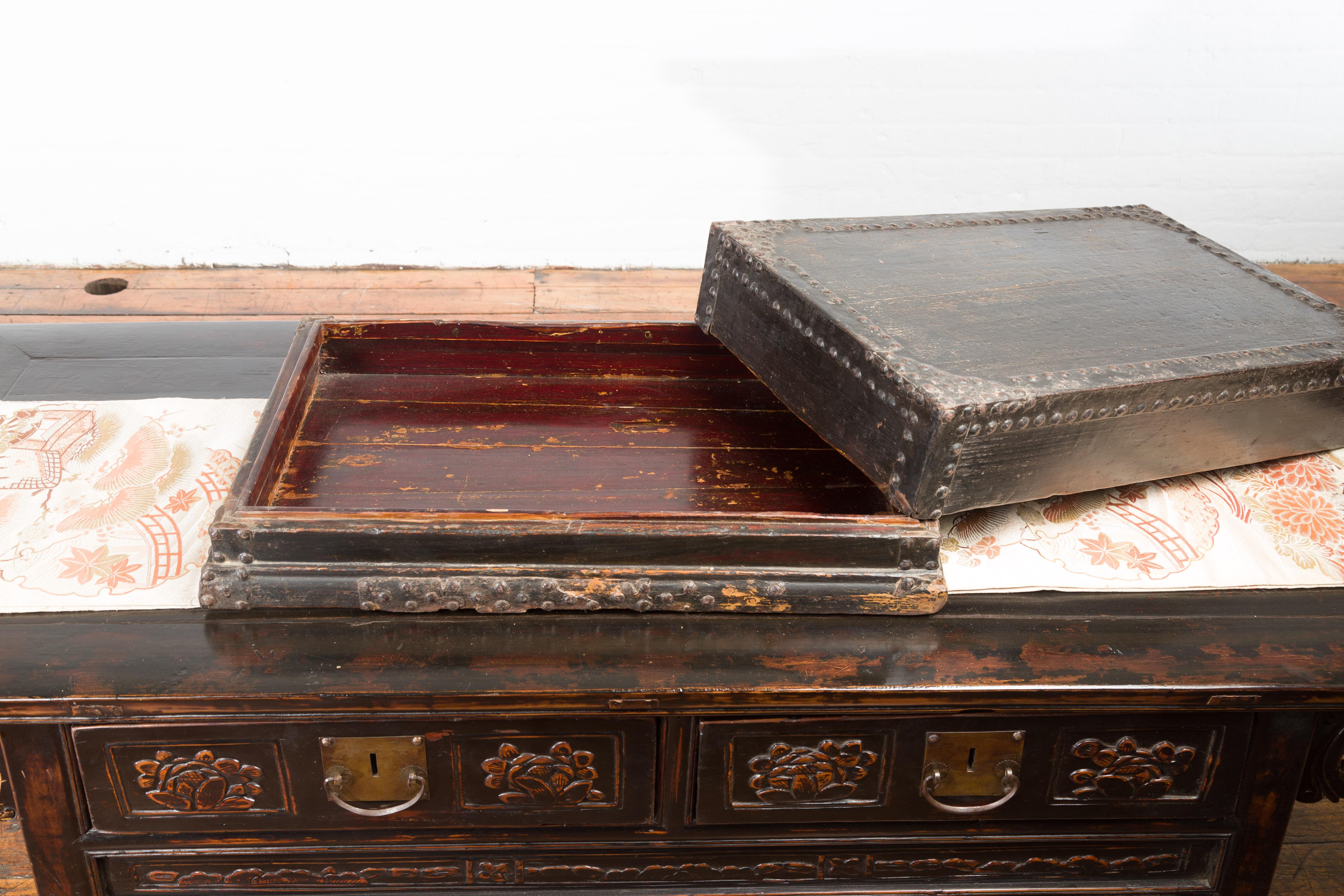 Schwarze indische Schachtel aus dem 19. Jahrhundert mit Eisennagelköpfen, Armbändern und rustikaler Patina im Angebot 10