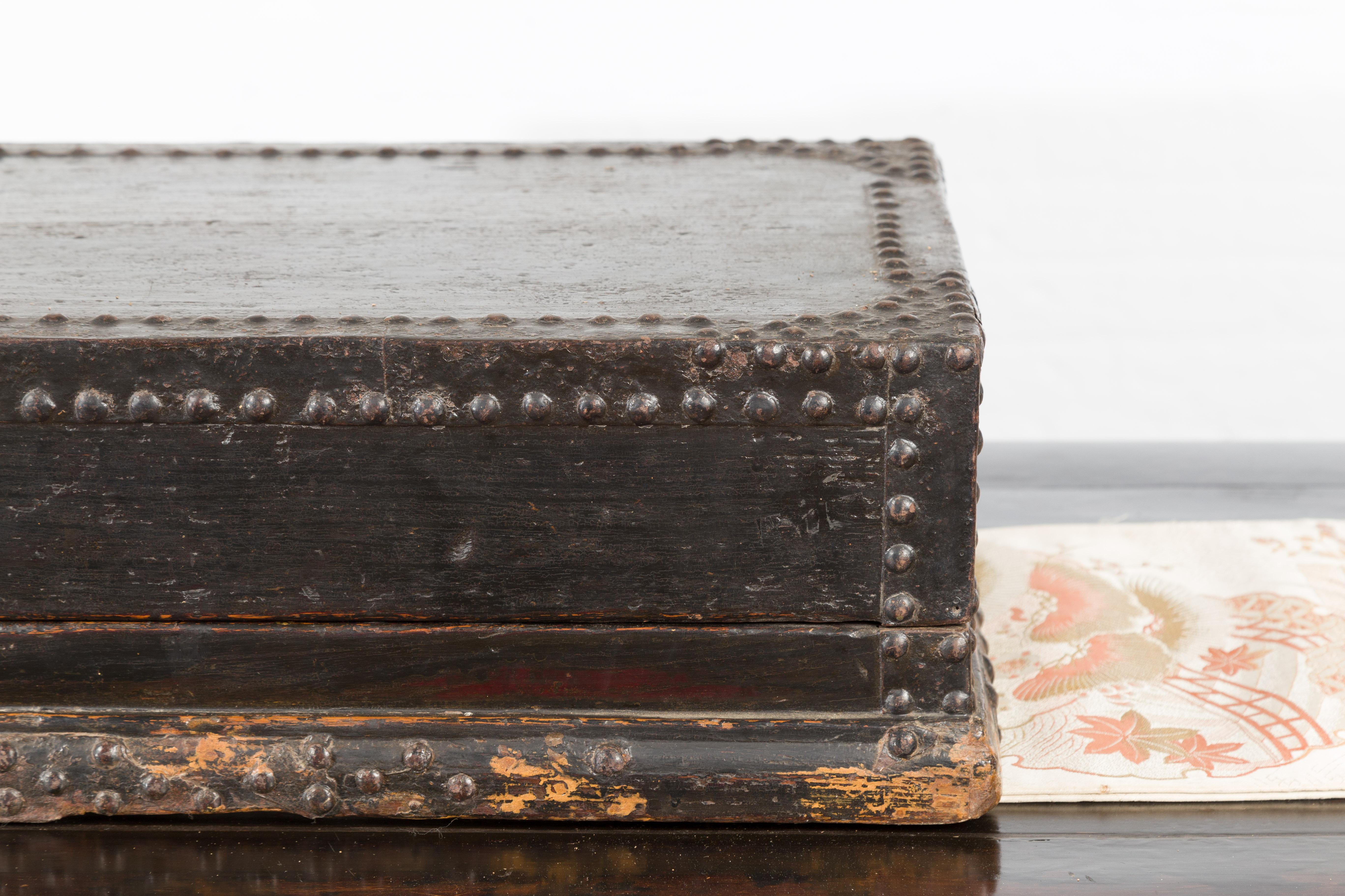 Schwarze indische Schachtel aus dem 19. Jahrhundert mit Eisennagelköpfen, Armbändern und rustikaler Patina im Angebot 1