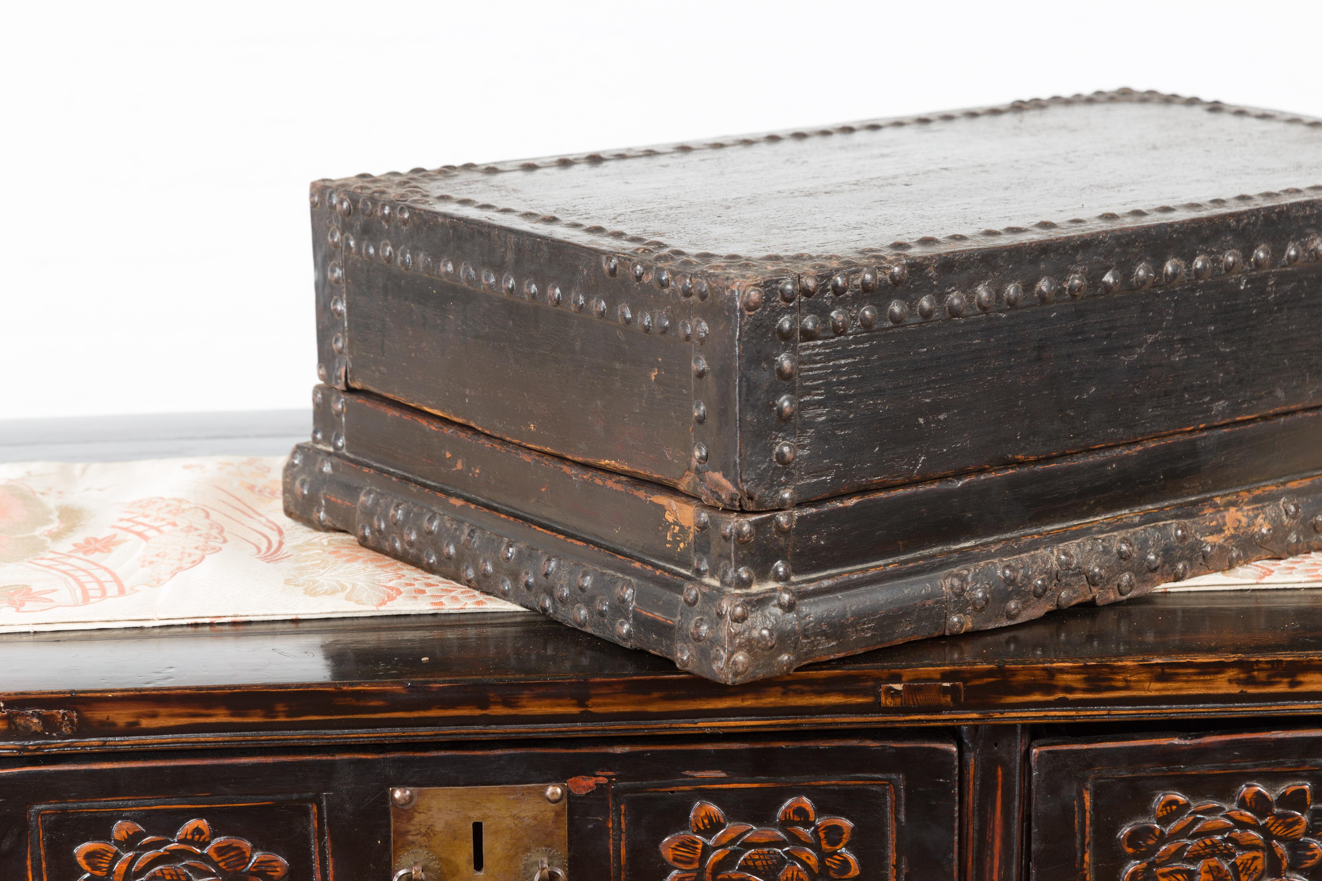 Schwarze indische Schachtel aus dem 19. Jahrhundert mit Eisennagelköpfen, Armbändern und rustikaler Patina im Angebot 5