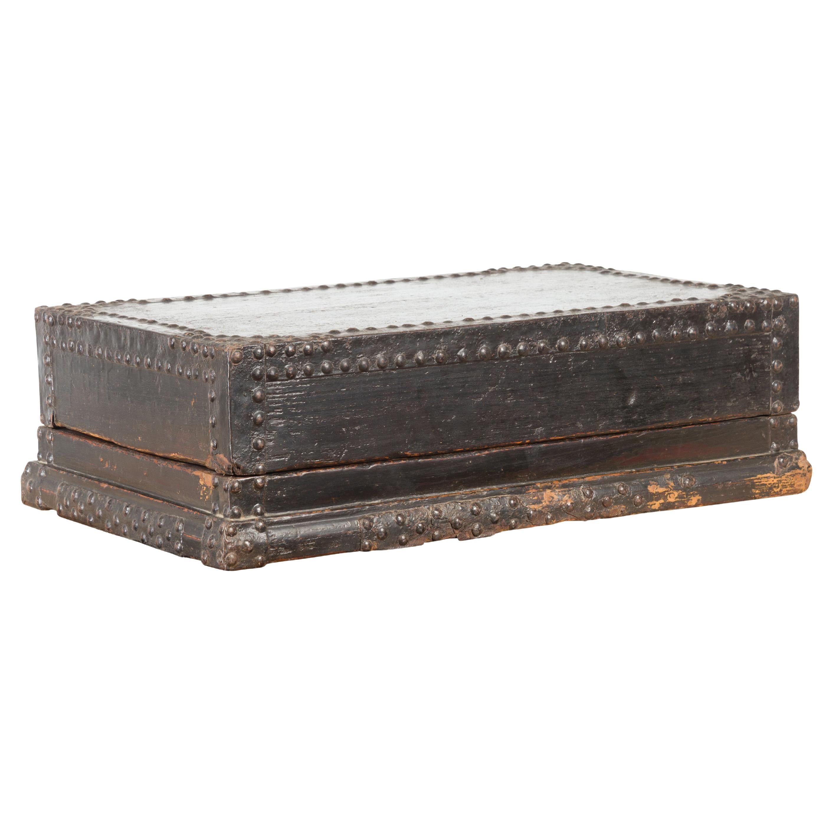 Caja negra india del siglo XIX con clavos de hierro, tirantes y pátina rústica