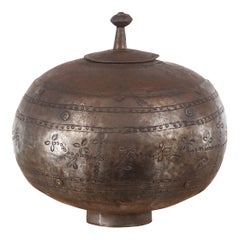 Indisches Gefäß mit Deckel aus Messing des 19. Jahrhunderts mit eingravierten Blumenmotiven und Kreisen