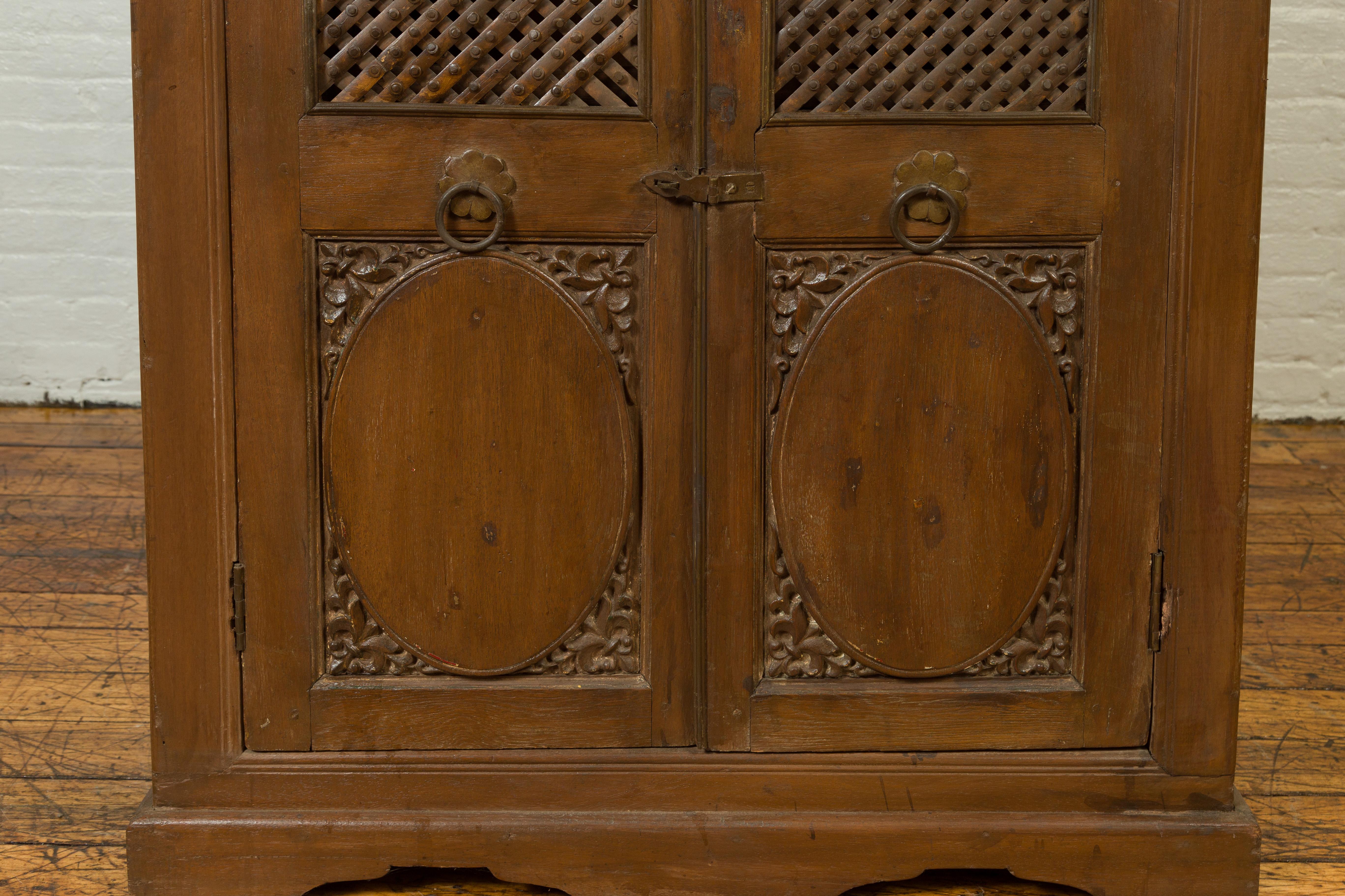 Bois Armoire indienne du XIXe siècle avec motifs en métal ajouré et médaillons ovales en vente
