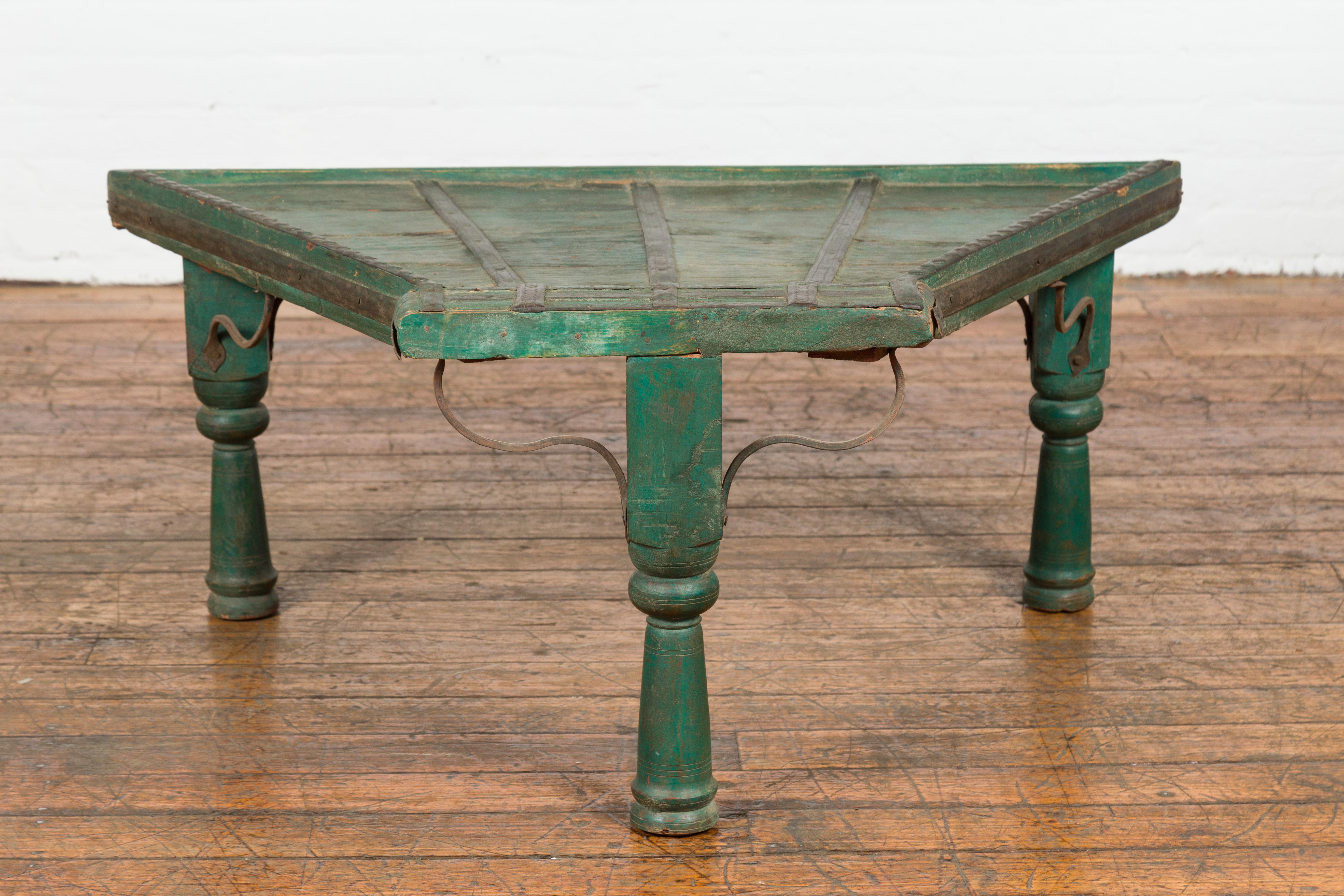 Rustikaler, grün gestrichener Couchtisch aus einem wiederverwendeten Ochsenkarren aus dem 19. Jahrhundert mit gebogenen Eisenträgern, schön verwitterter Patina, gedrechselten Balusterbeinen, Eisenstreben, Rautenmotiven an den Kanten der Platte und