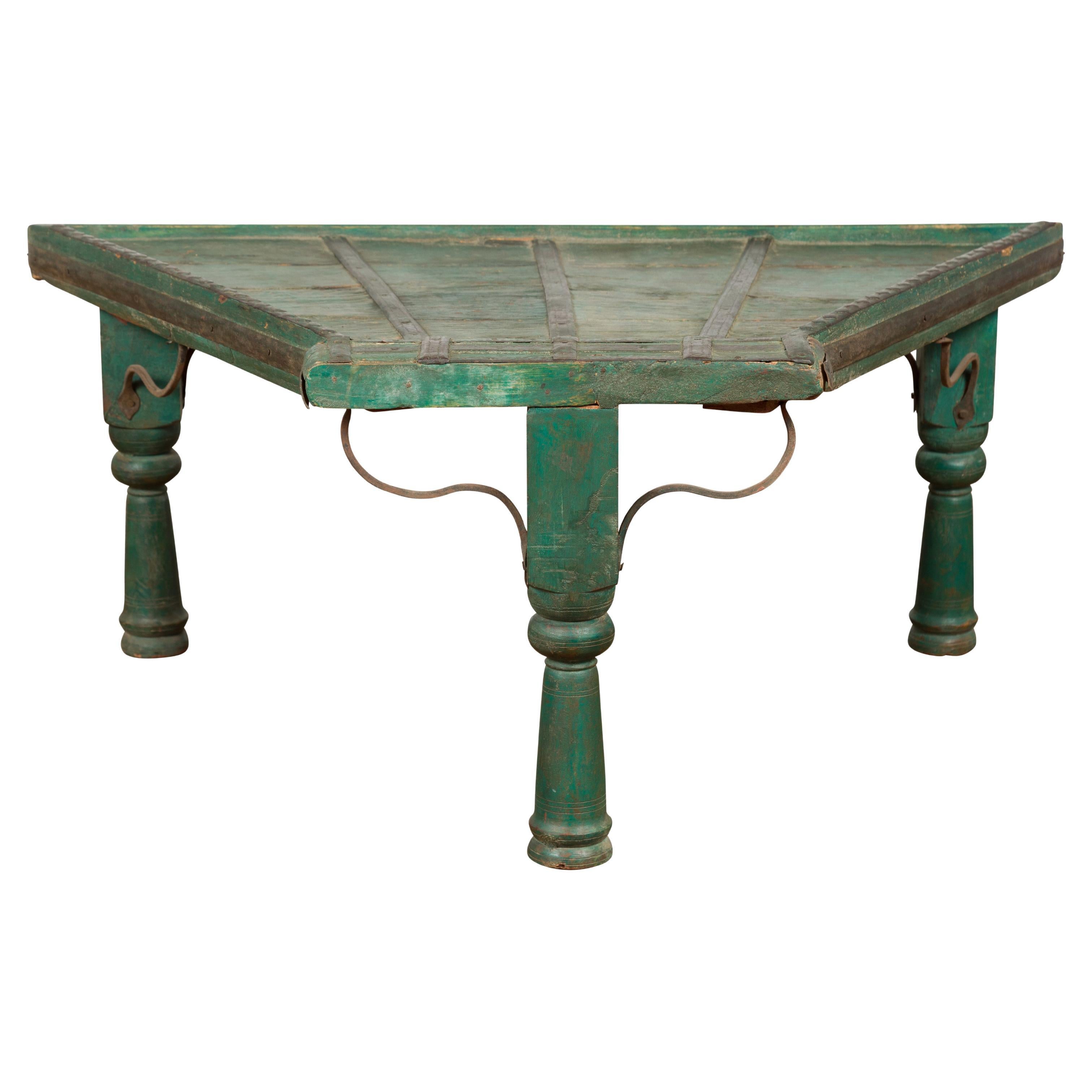 Chariot Ampoule indienne du 19ème siècle en bois peint en vert transformé en table basse