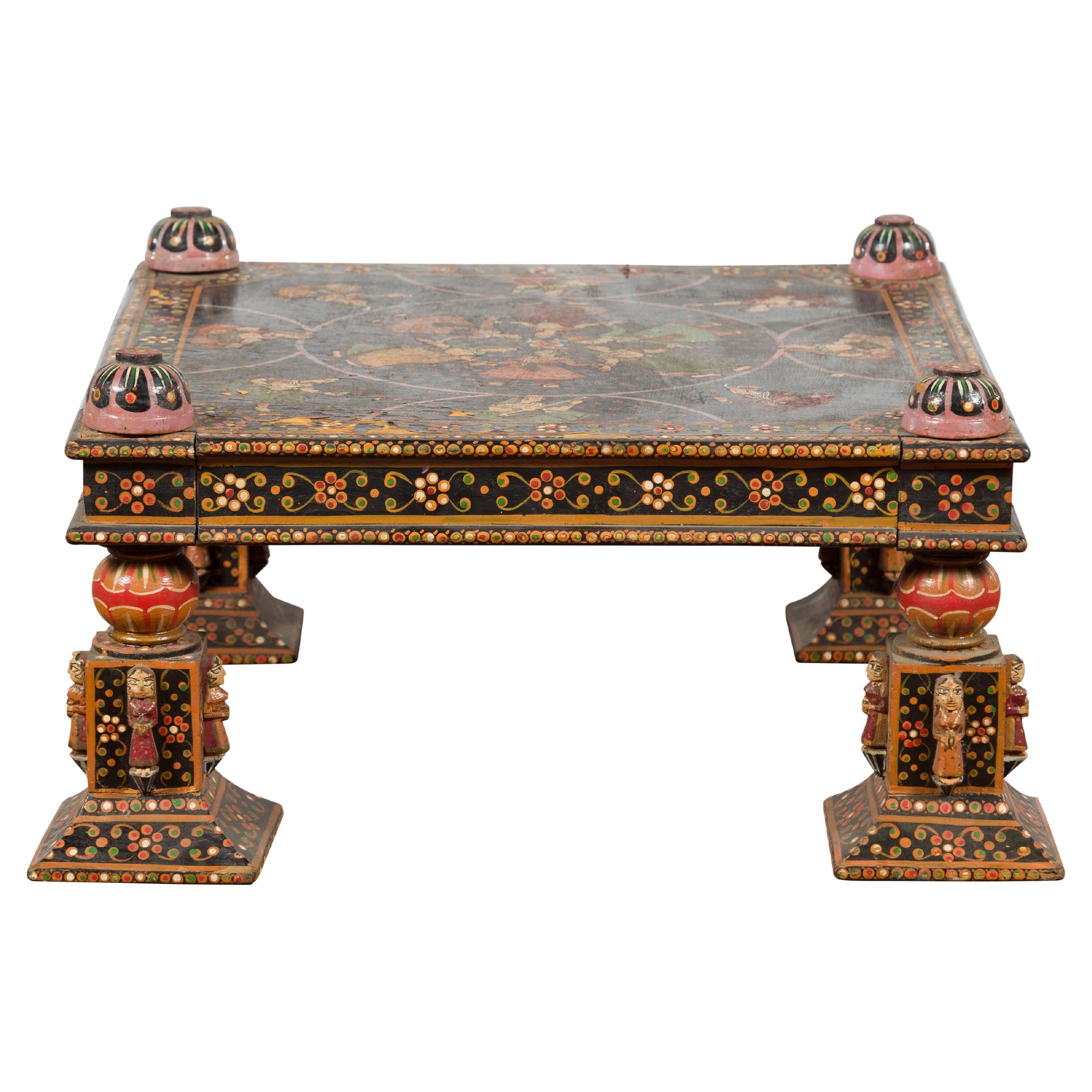 Table basse indienne du XIXe siècle avec danseurs et musiciens peints à la main