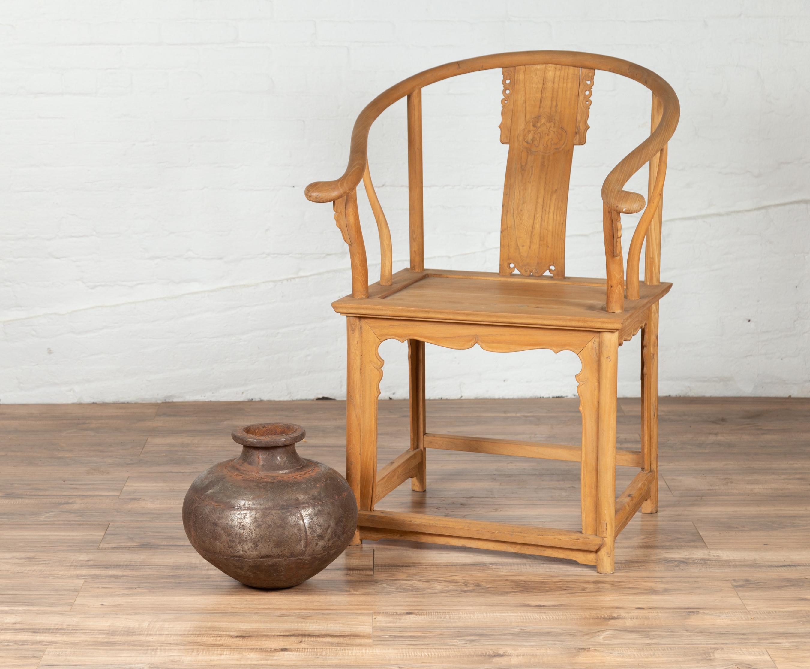 An antique Indian metal water jug from the 19th century, with large belly, flaring neck and large lip. Born in India during the 19th century, this metal water jug charms our eyes with its generous lines and nicely weathered, rusted patina.