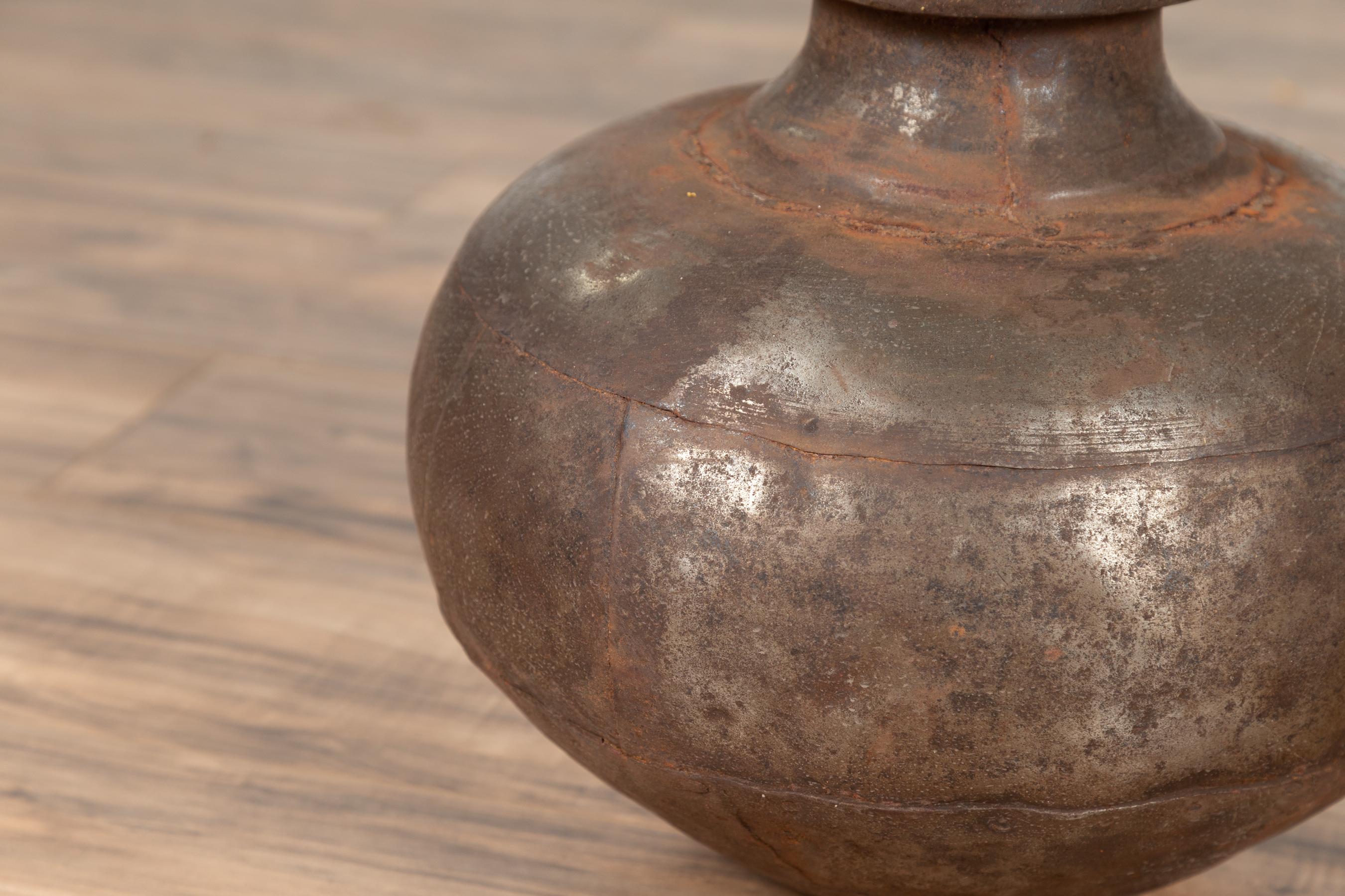 Indischer Metall-Wasserkrug aus dem 19. Jahrhundert mit großzügiger Glocke und vorspringender Lippe im Angebot 4