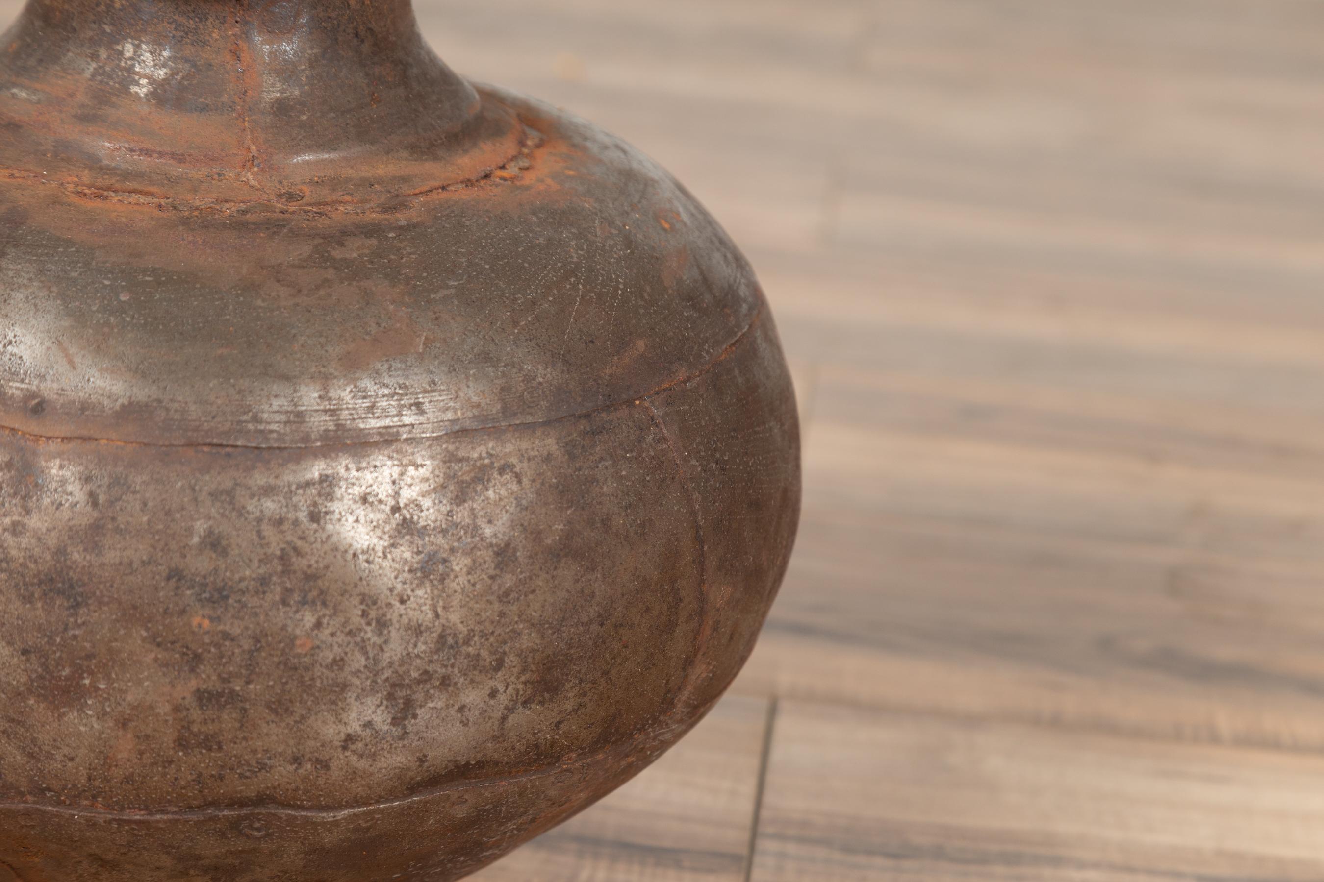Indischer Metall-Wasserkrug aus dem 19. Jahrhundert mit großzügiger Glocke und vorspringender Lippe im Angebot 5