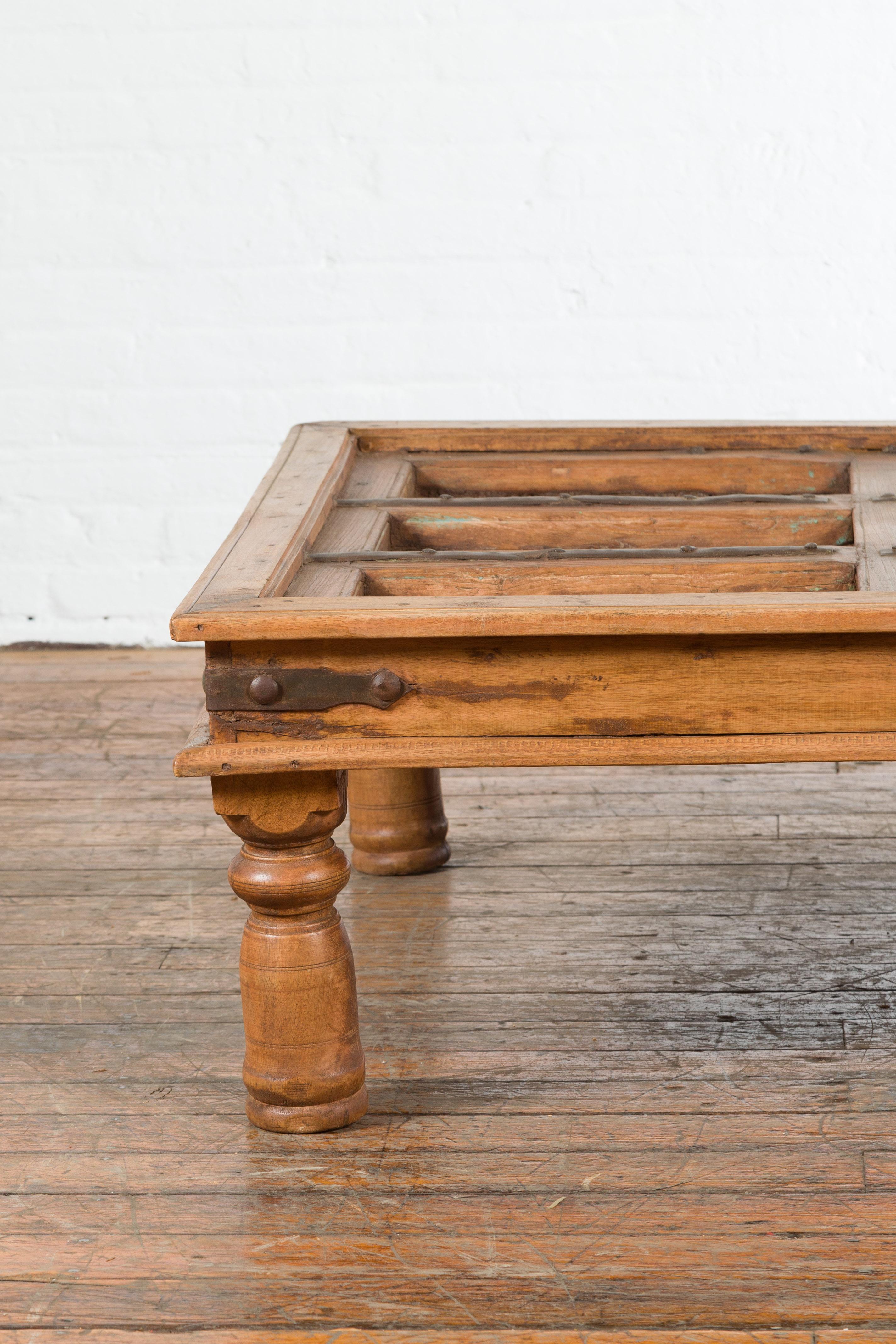 Bois Porte à panneaux indienne du 19ème siècle avec accents de fer transformée en table basse en vente