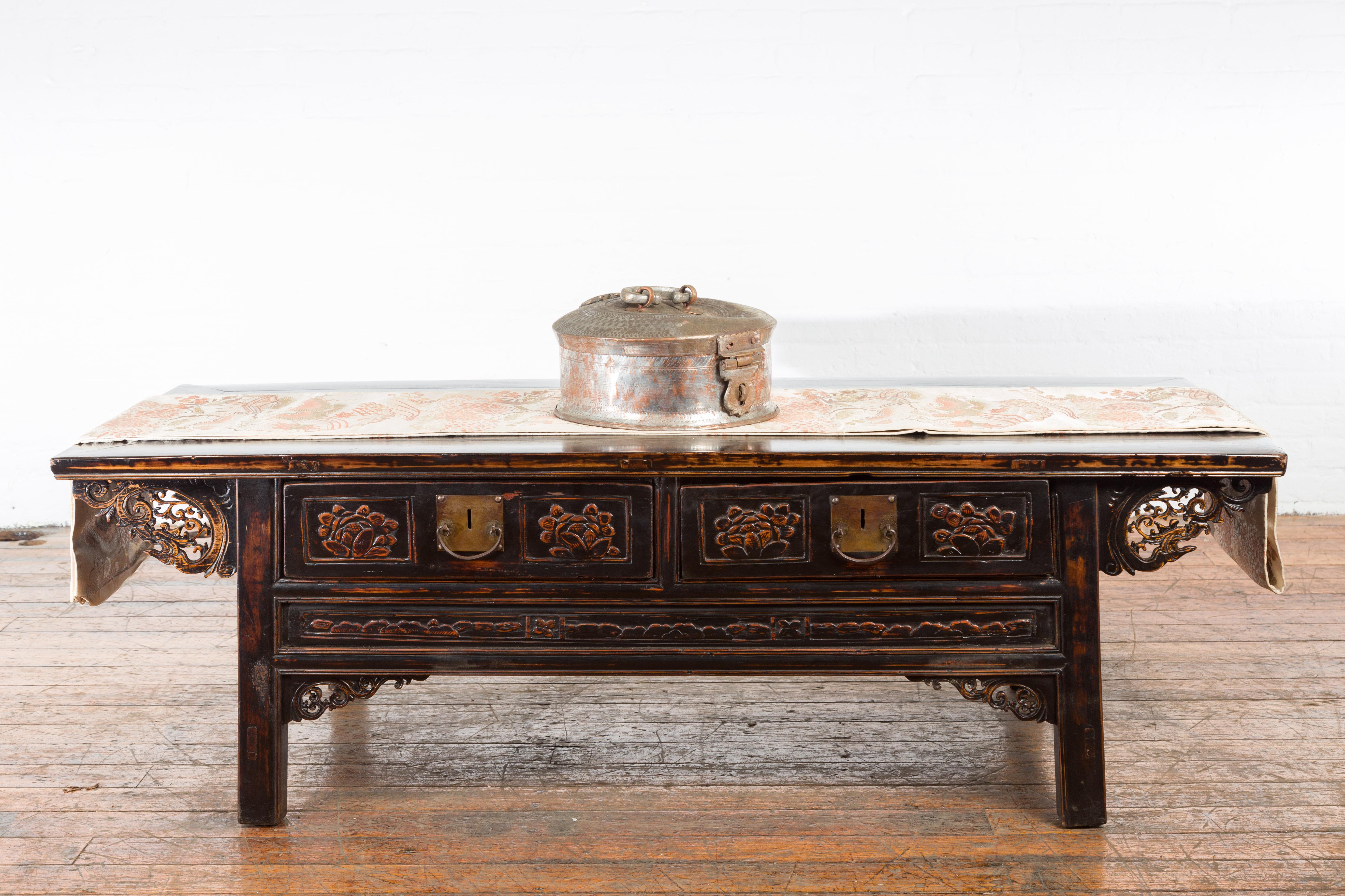 An Indian silver plate over copper box from the 19th century with top handle, lid and incised motifs. Created in India during the 19th century, this silver plate over copper box attracts our attention with its circular body adorned with incised
