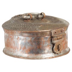 Boîte ronde indienne du 19e siècle en cuivre argenté avec motifs incisés