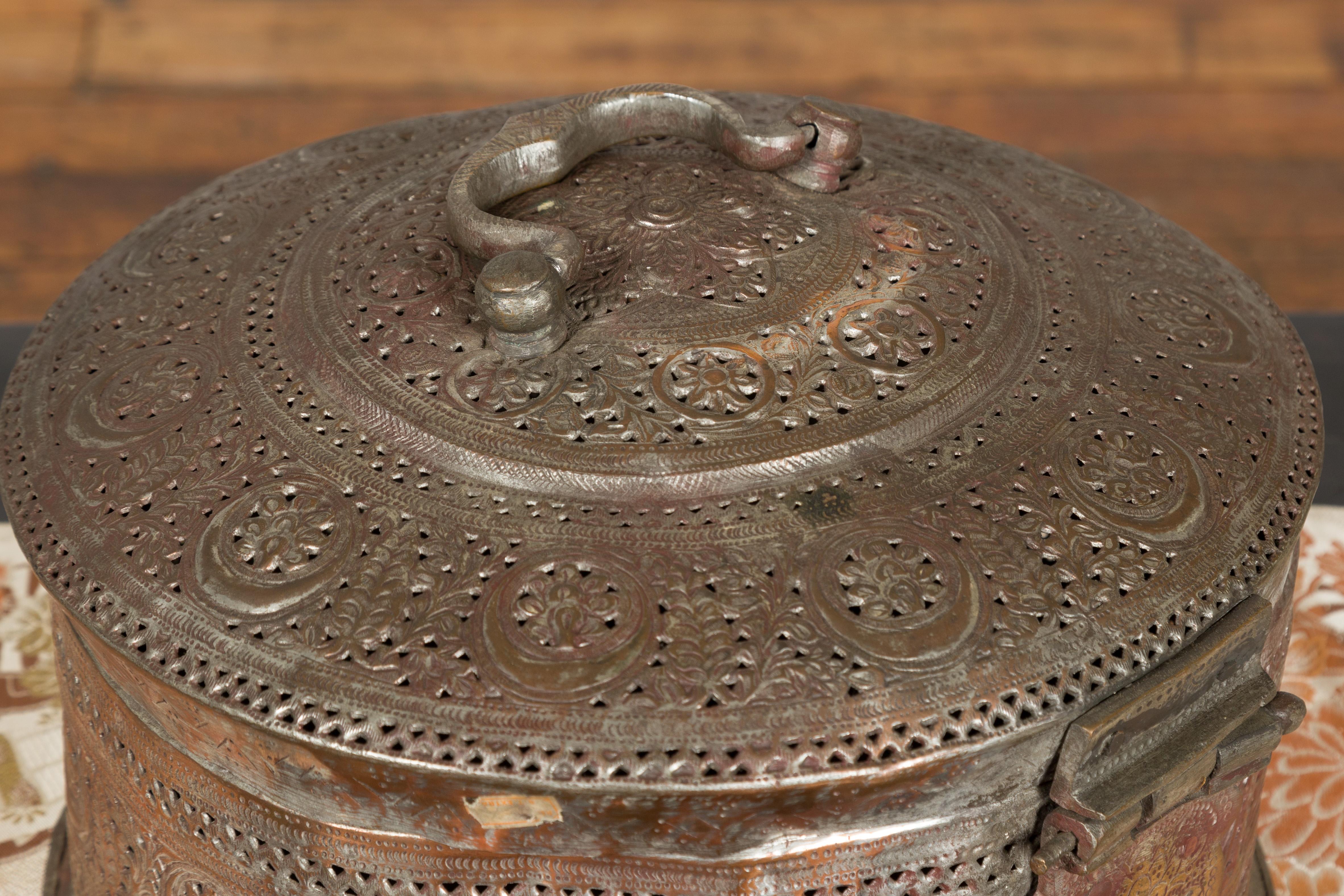 Boîte indienne ronde du 19ème siècle en métal plaqué argent avec motifs de feuillage percés en vente 4