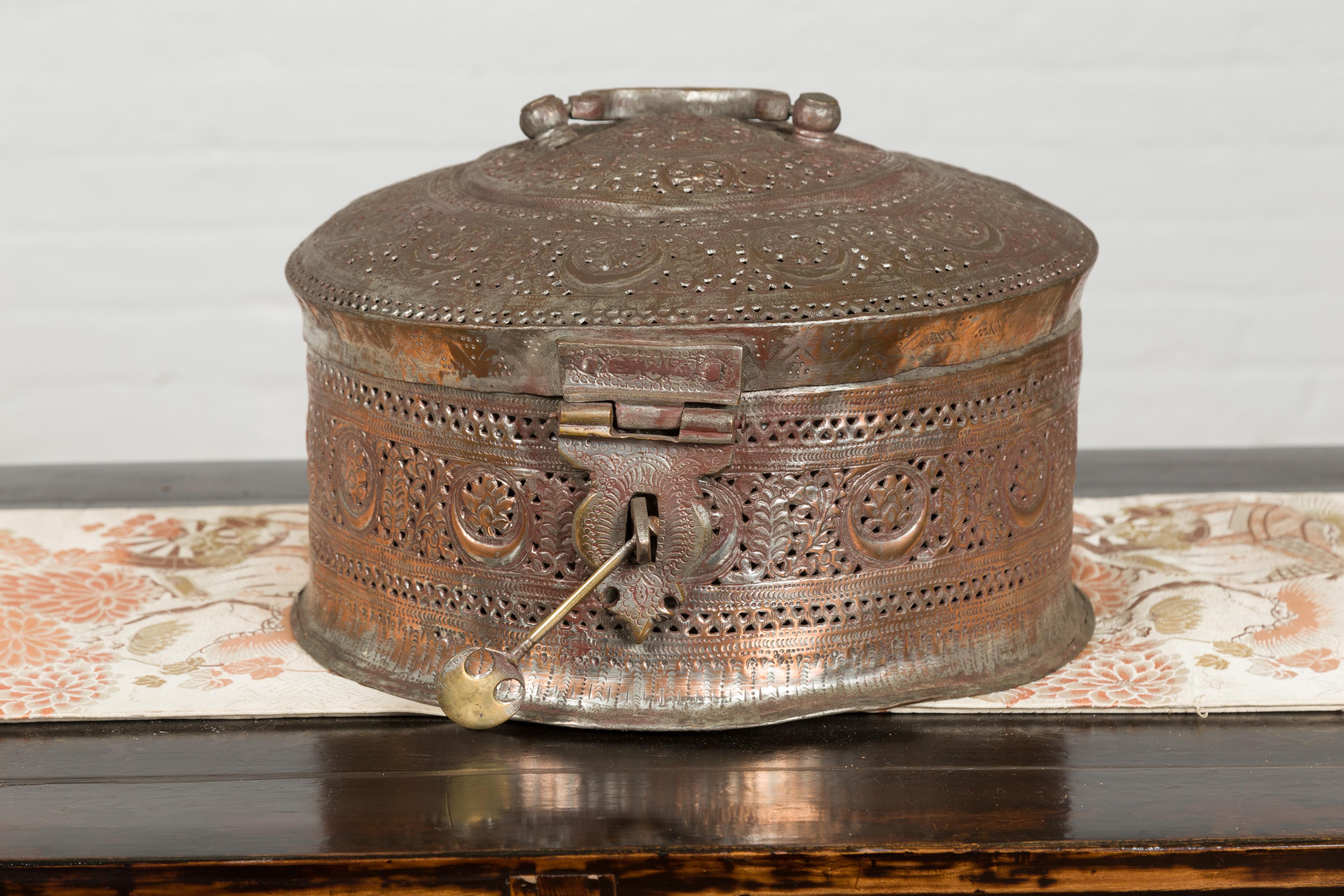 Boîte indienne ronde du 19ème siècle en métal plaqué argent avec motifs de feuillage percés Bon état - En vente à Yonkers, NY