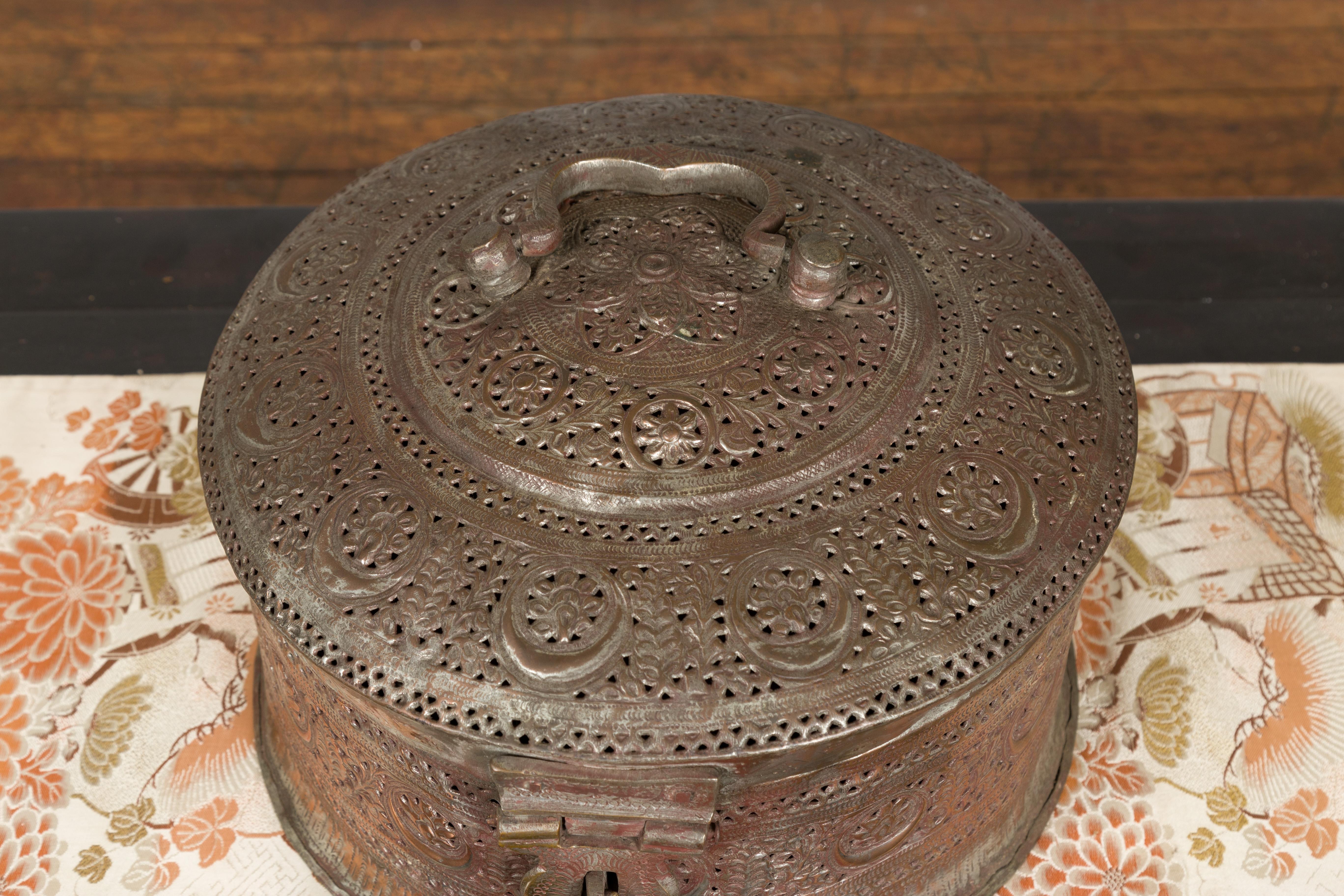 XIXe siècle Boîte indienne ronde du 19ème siècle en métal plaqué argent avec motifs de feuillage percés en vente