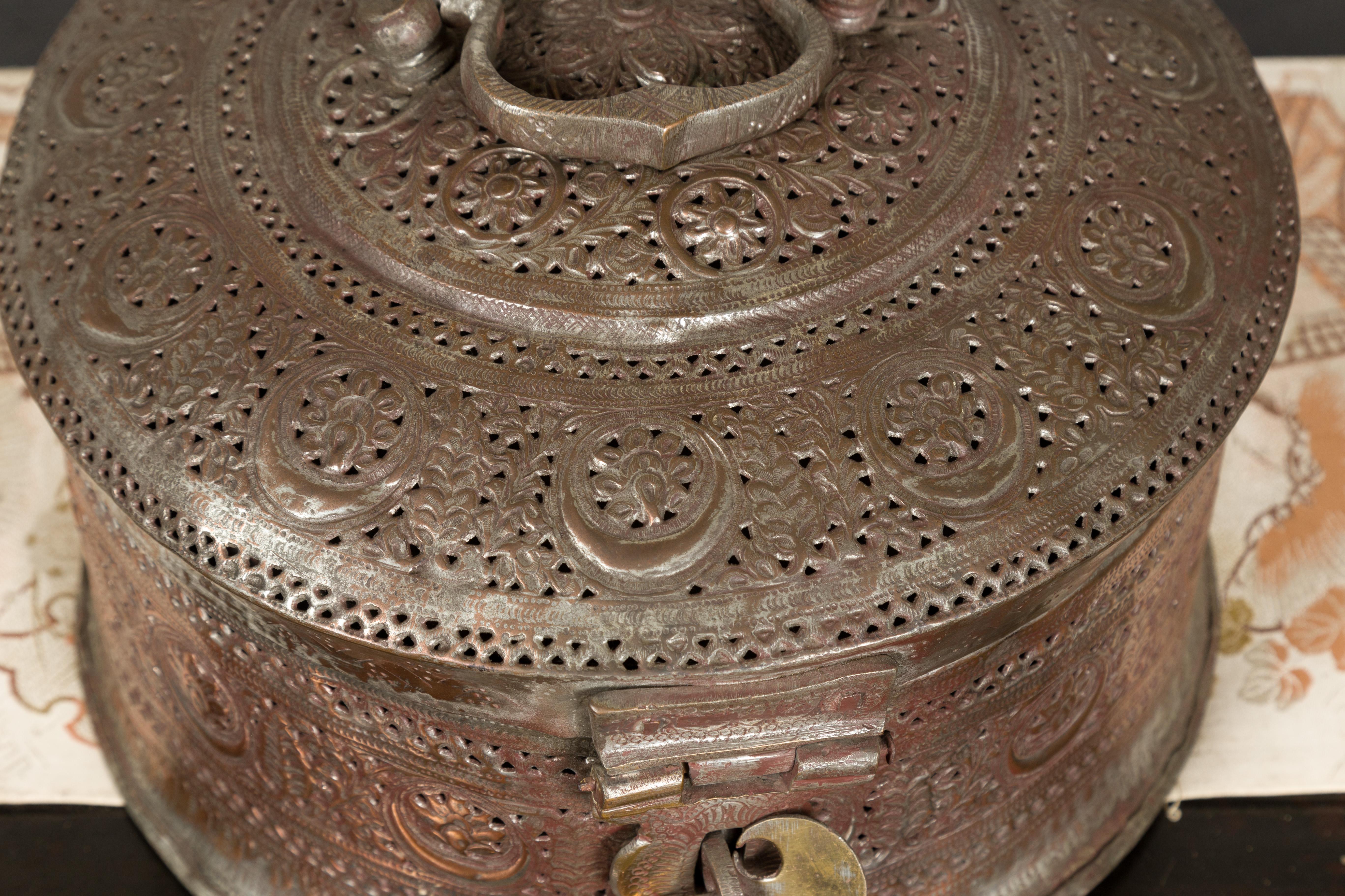Indische, runde versilberte Metallschachtel aus dem 19. Jahrhundert mit durchbrochenen Blattmotiven im Angebot 3