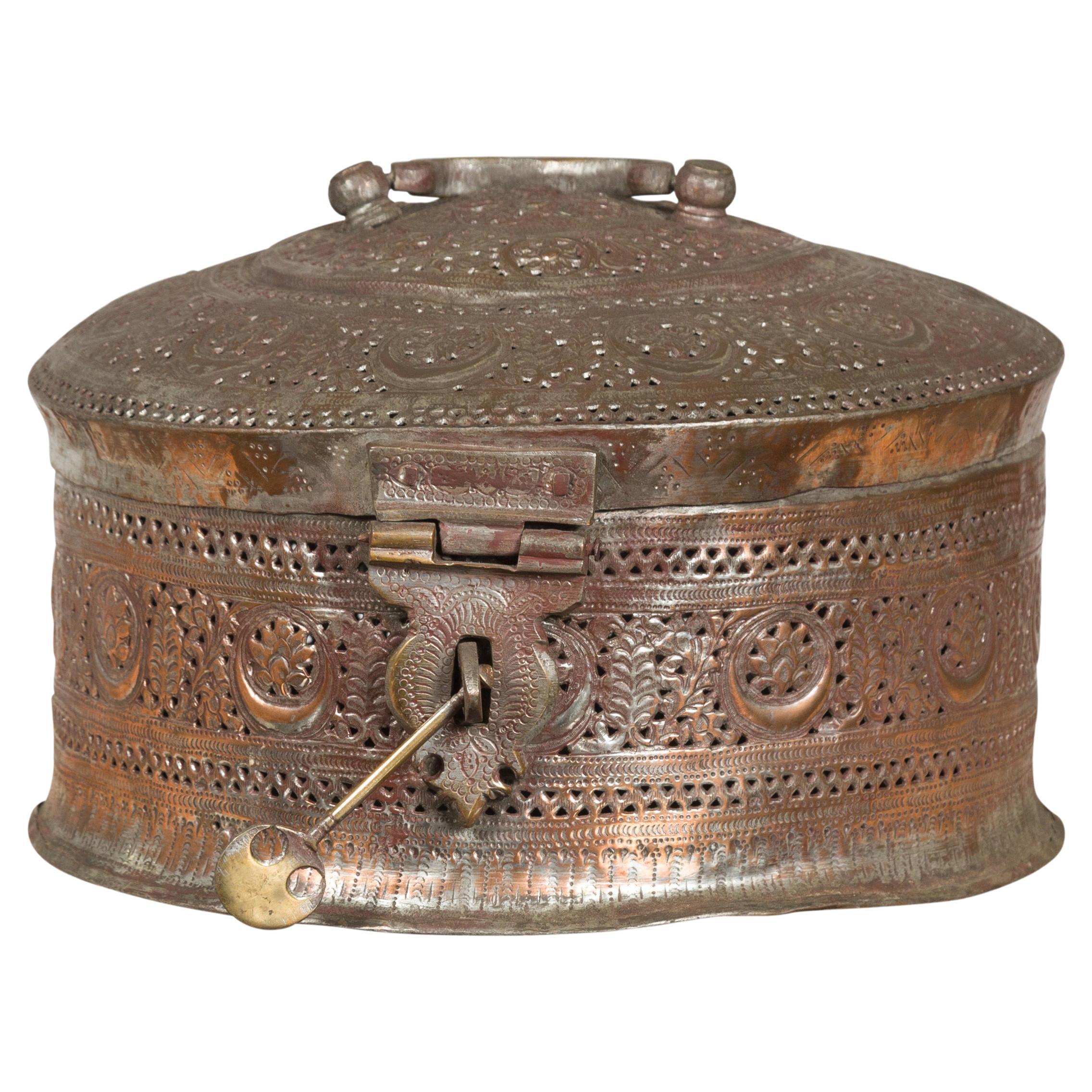 Boîte indienne ronde du 19ème siècle en métal plaqué argent avec motifs de feuillage percés