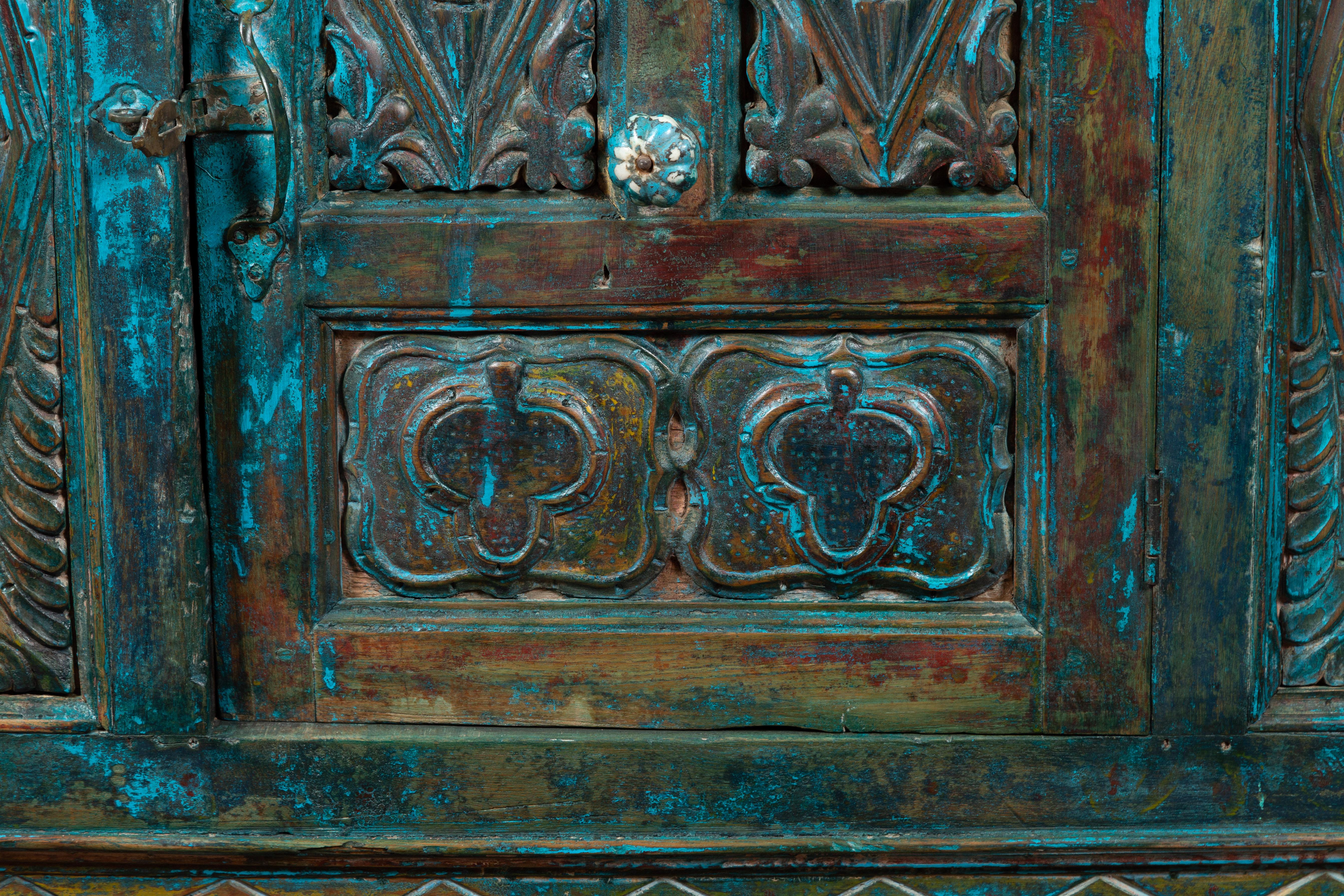Armoire indienne du 19ème siècle peinte en sarcelle royale avec portes sculptées et deux tiroirs en vente 2