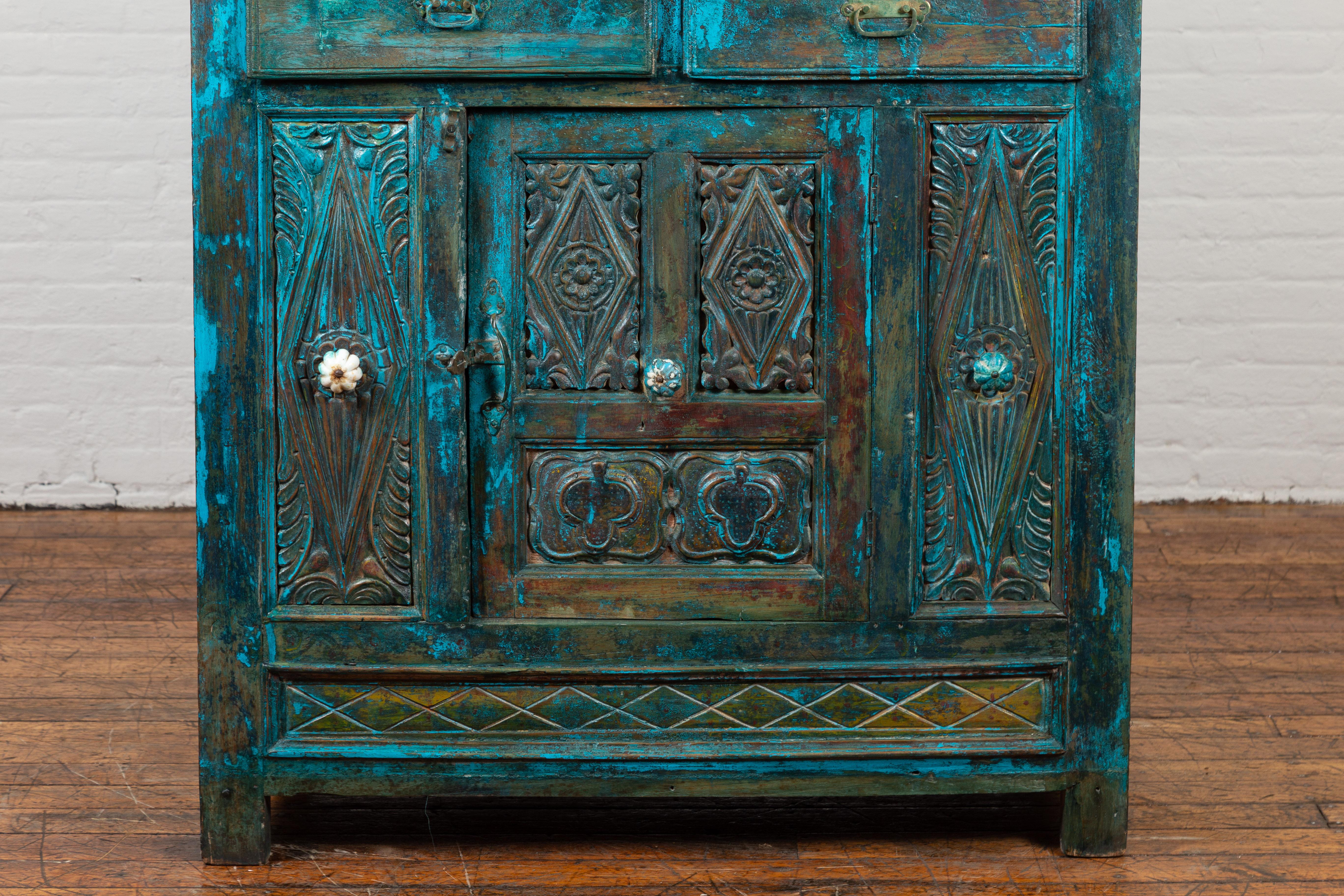 Bois Armoire indienne du 19ème siècle peinte en sarcelle royale avec portes sculptées et deux tiroirs en vente